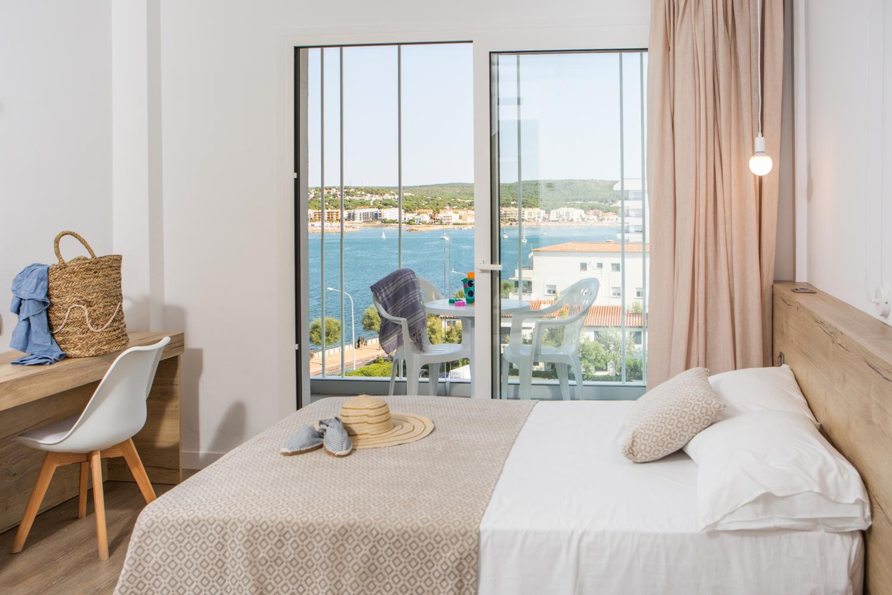 Habitación Triple con Vistas a la Piscina (3 Adultos)