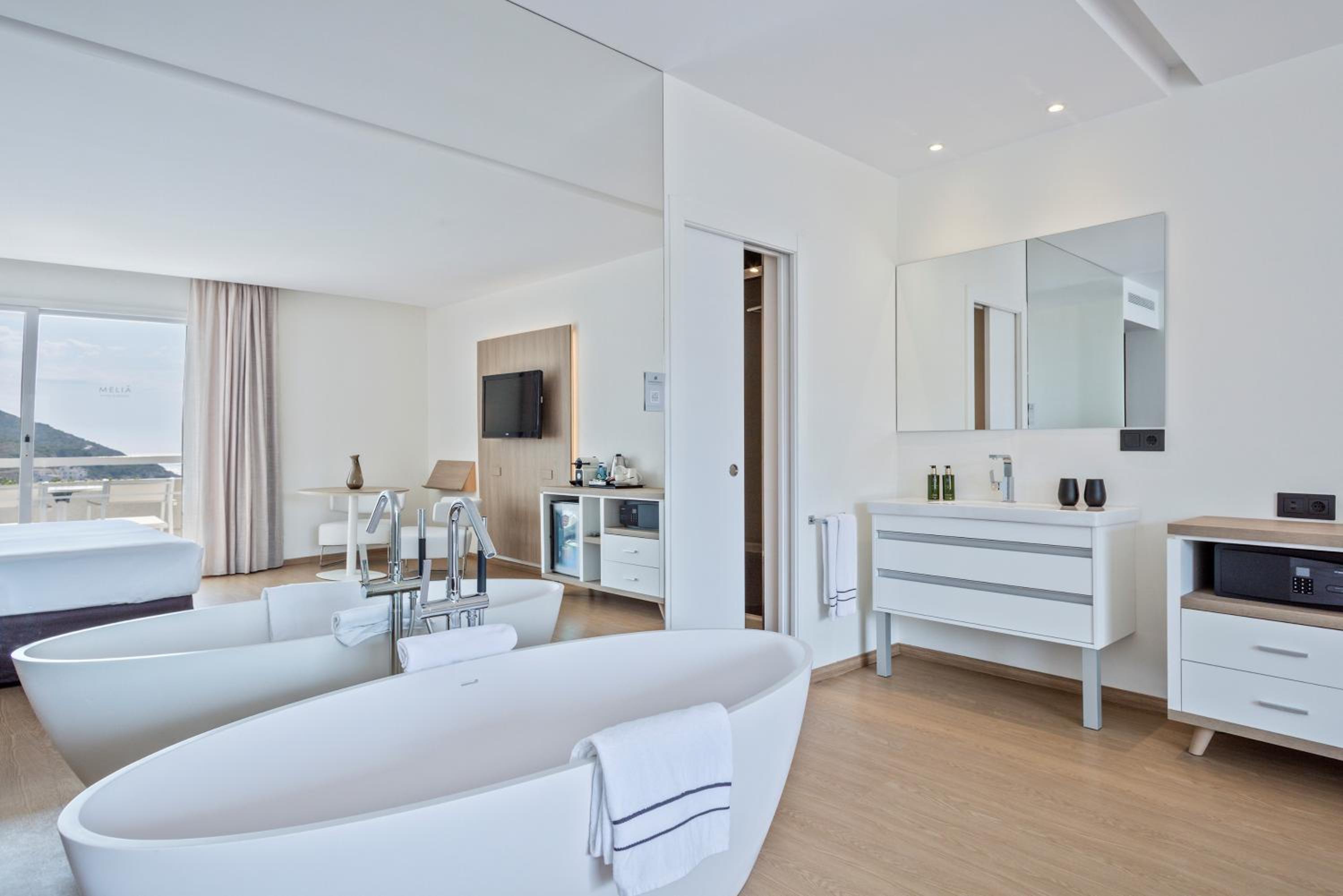 Grand Premium Room with Sea View - Photo 4