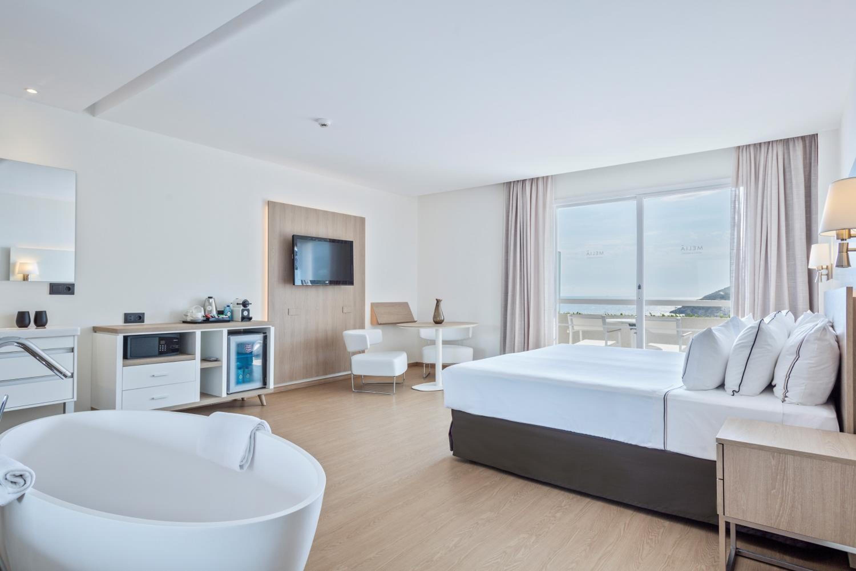 Grand Premium Room with Sea View - Photo 5