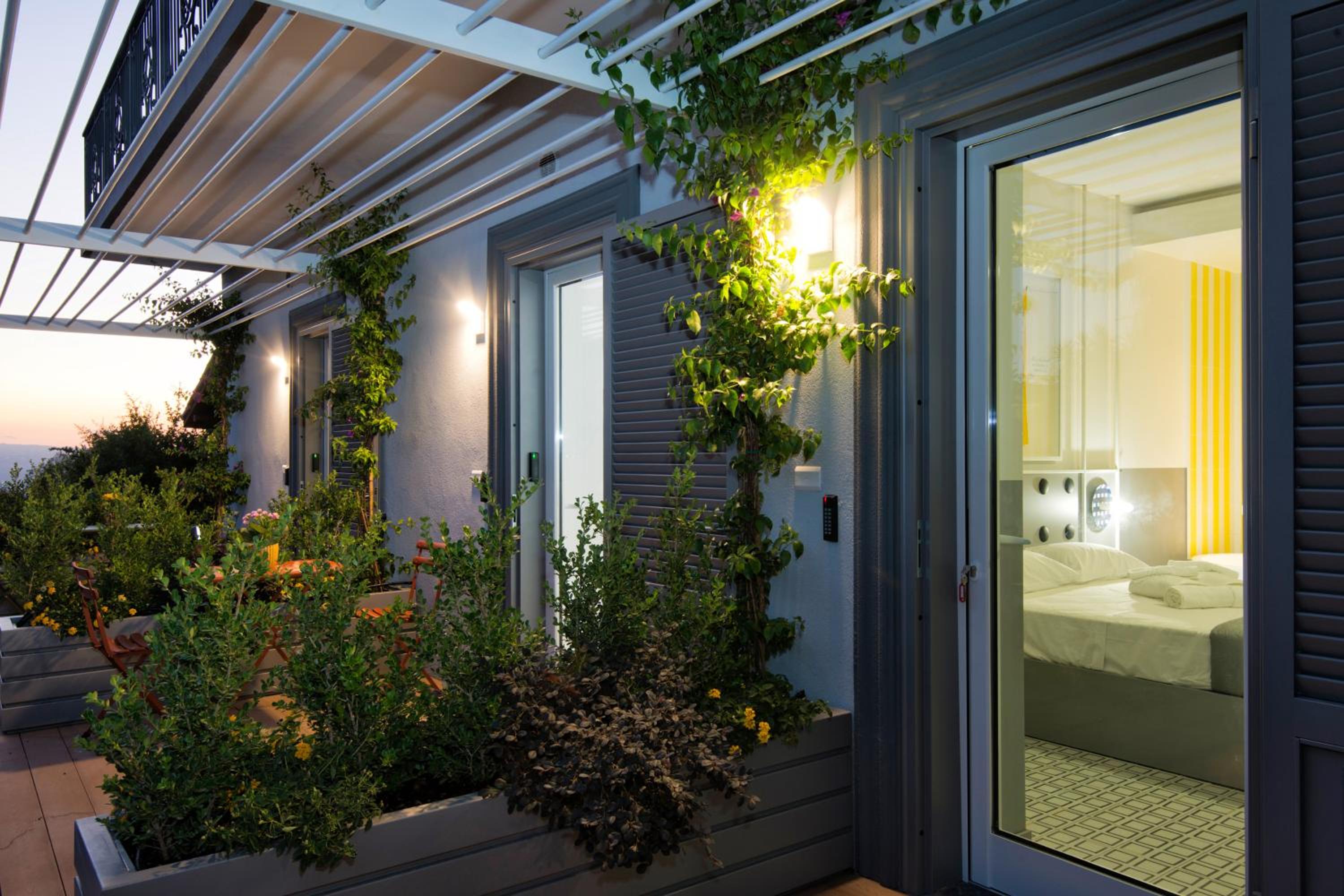 Double Room with Patio - Photo 16