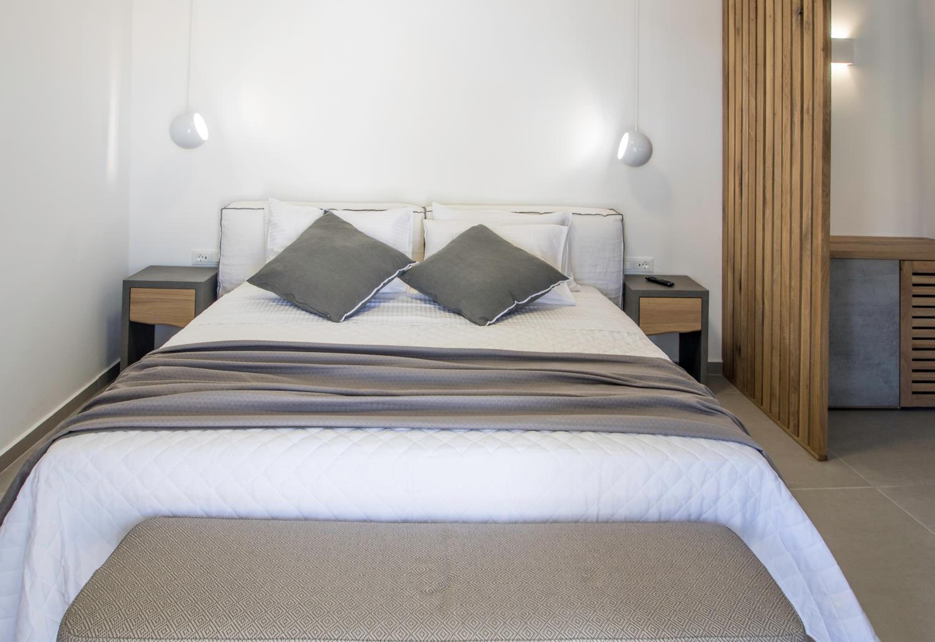 Deluxe Suite with Partial Sea View