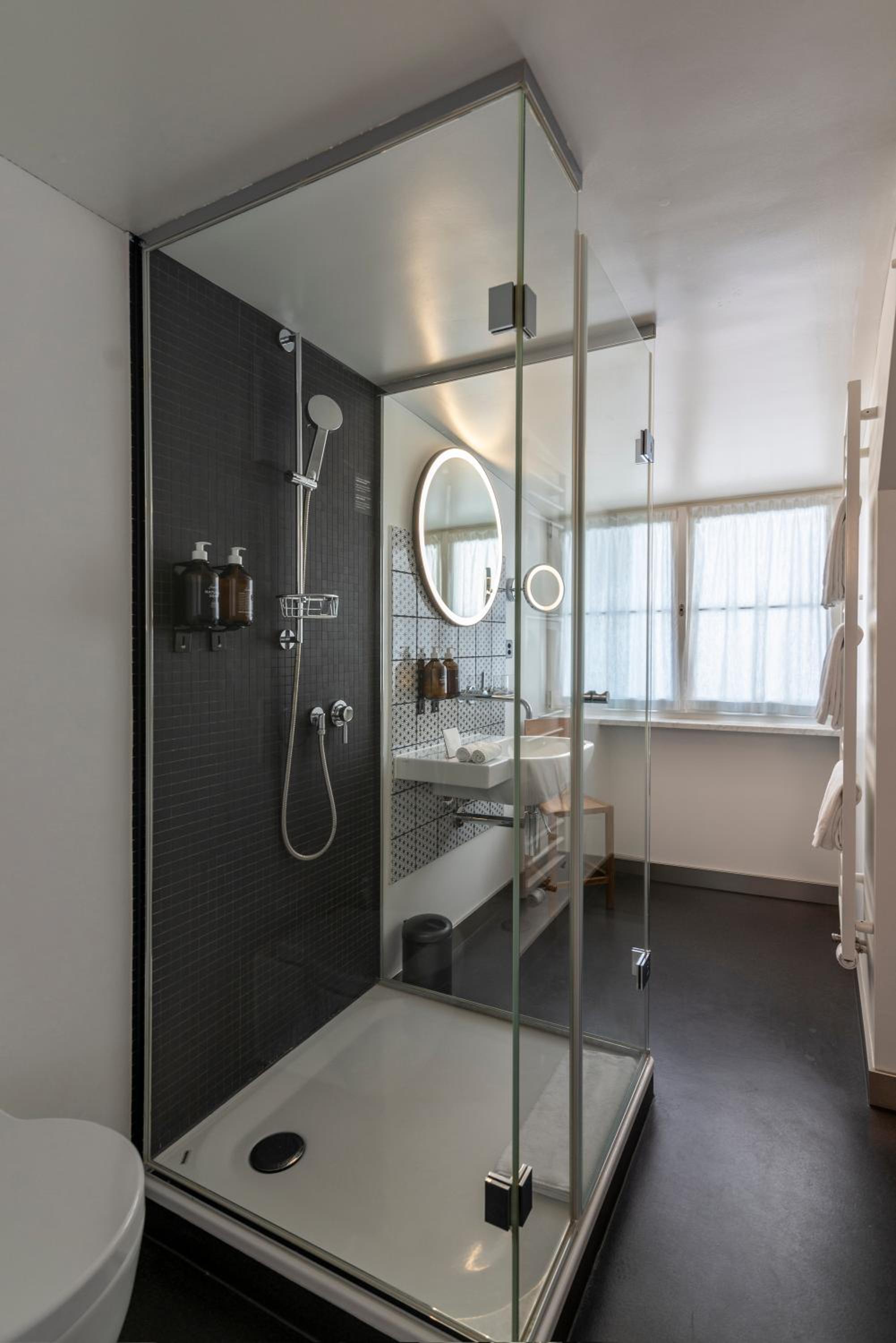 Double Room thumbnail 5