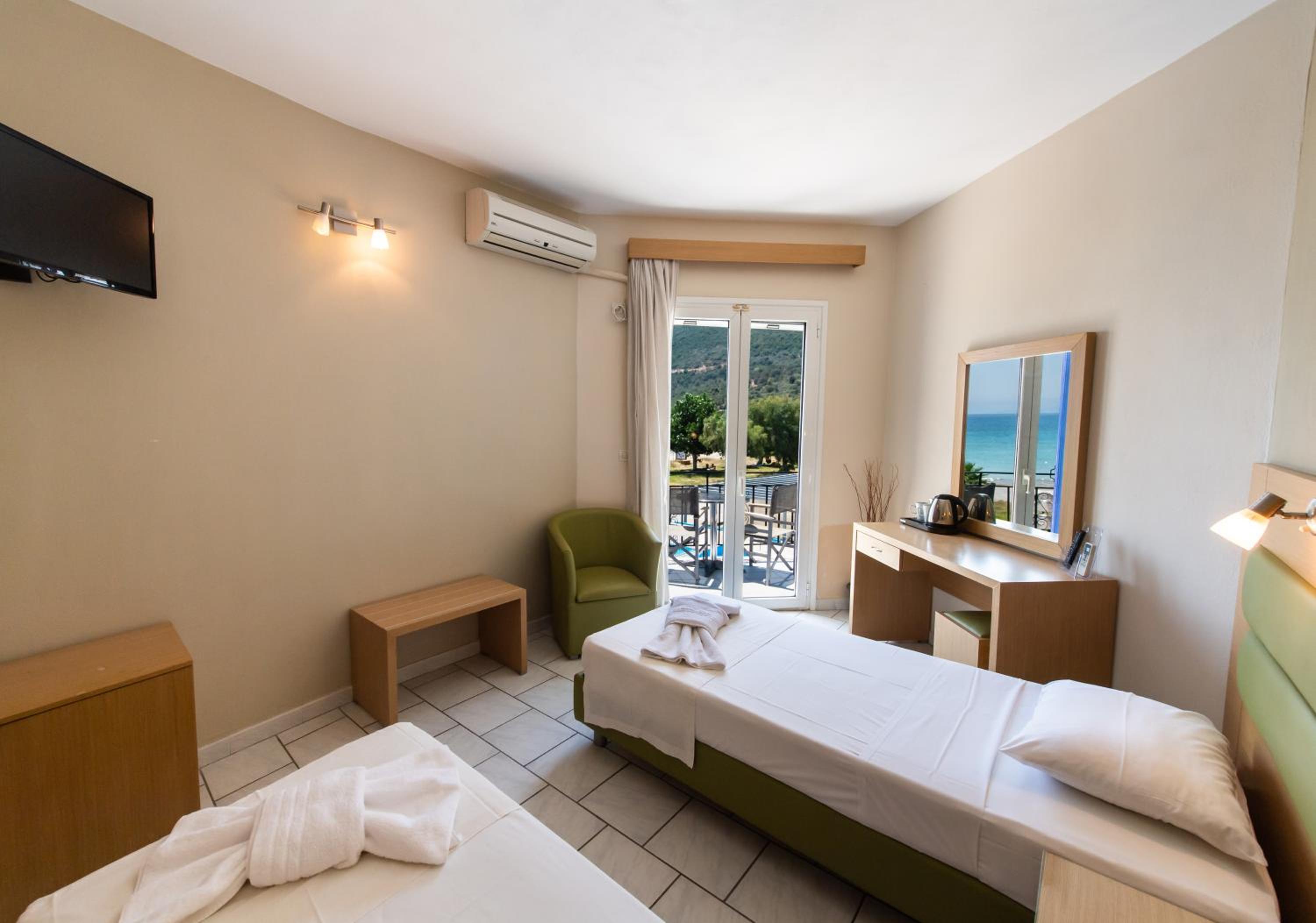 Double or Twin Room with Sea View - Photo 12