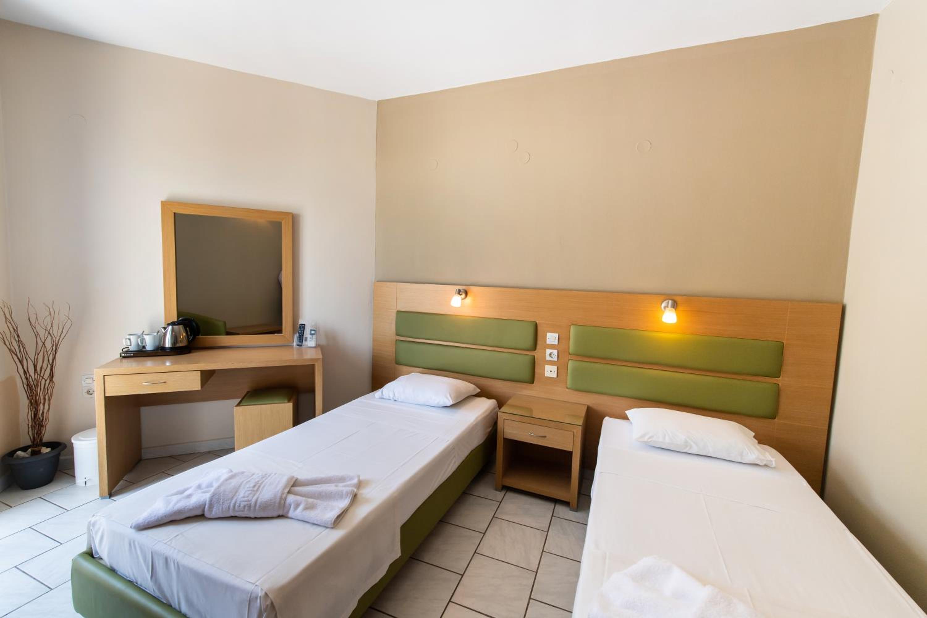 Double or Twin Room with Sea View - Photo 11
