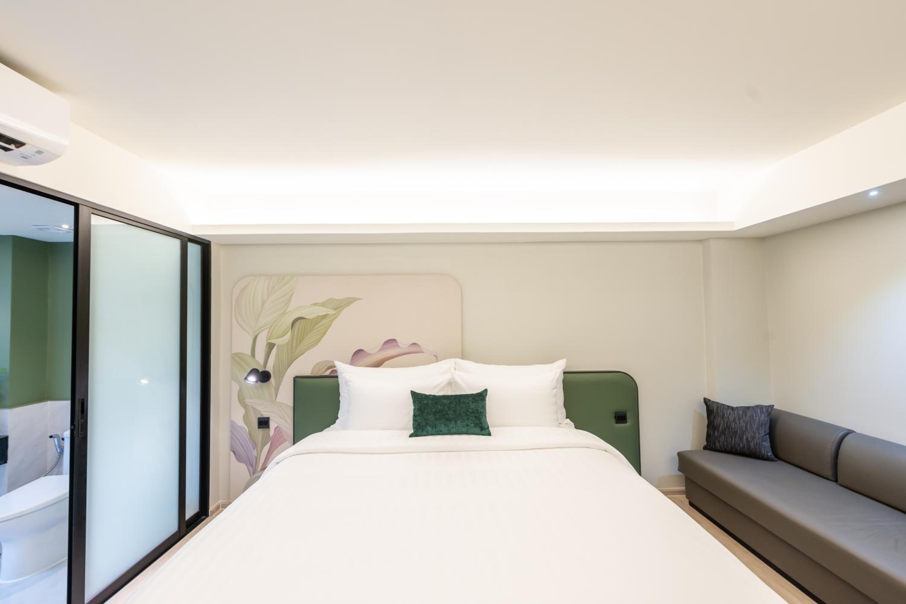 Deluxe King Room photo 2