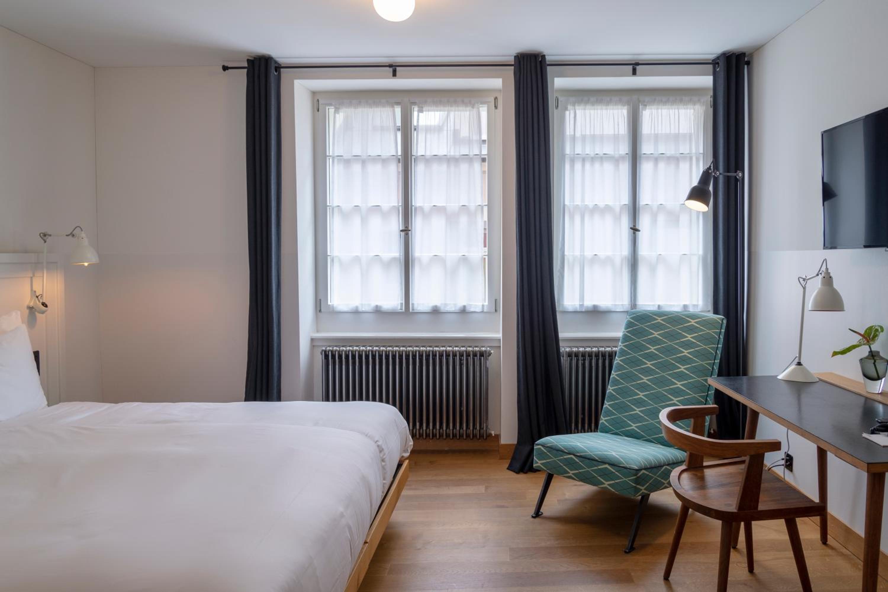 Large Double Room thumbnail 5