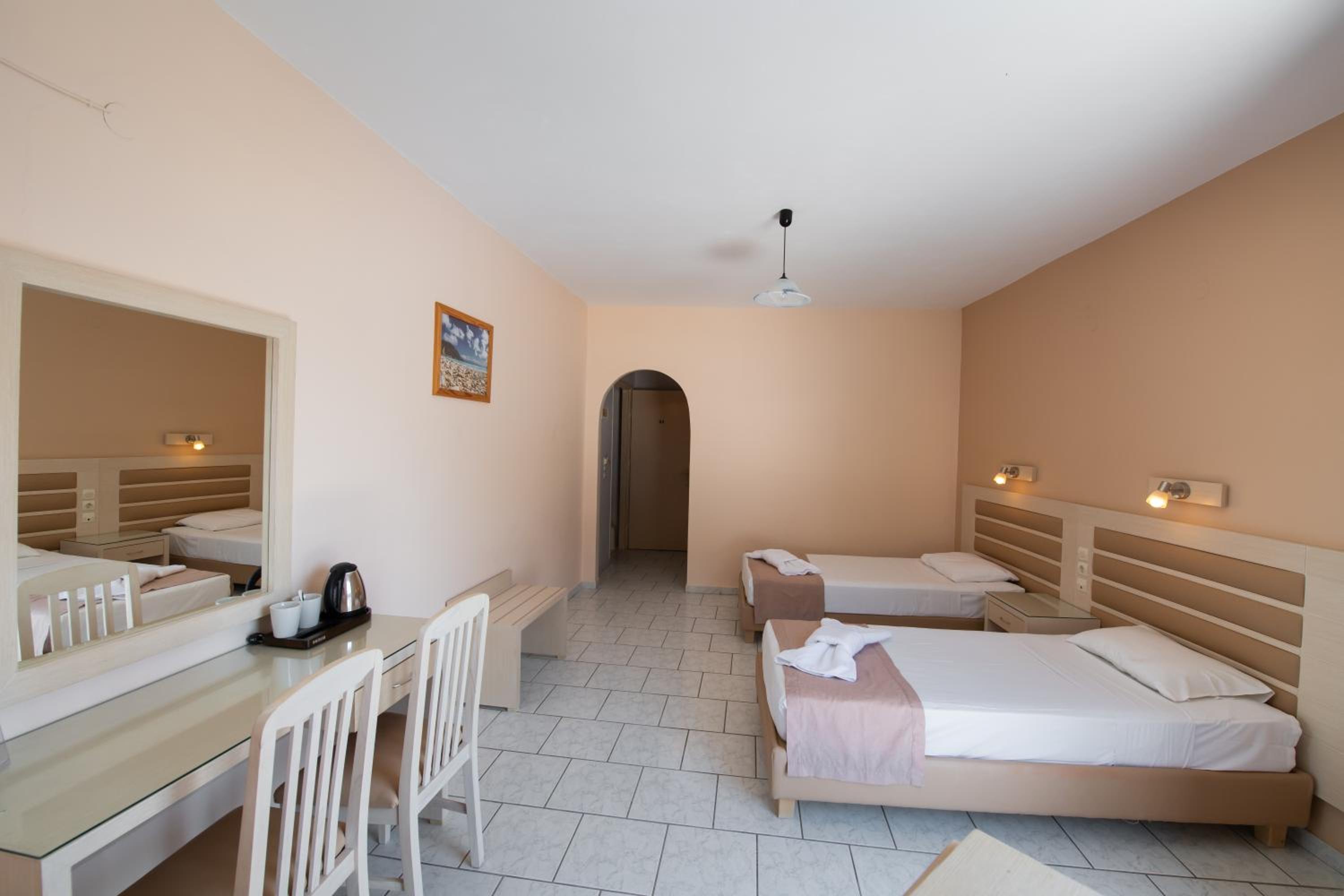 Double or Twin Room with Sea View - Photo 15