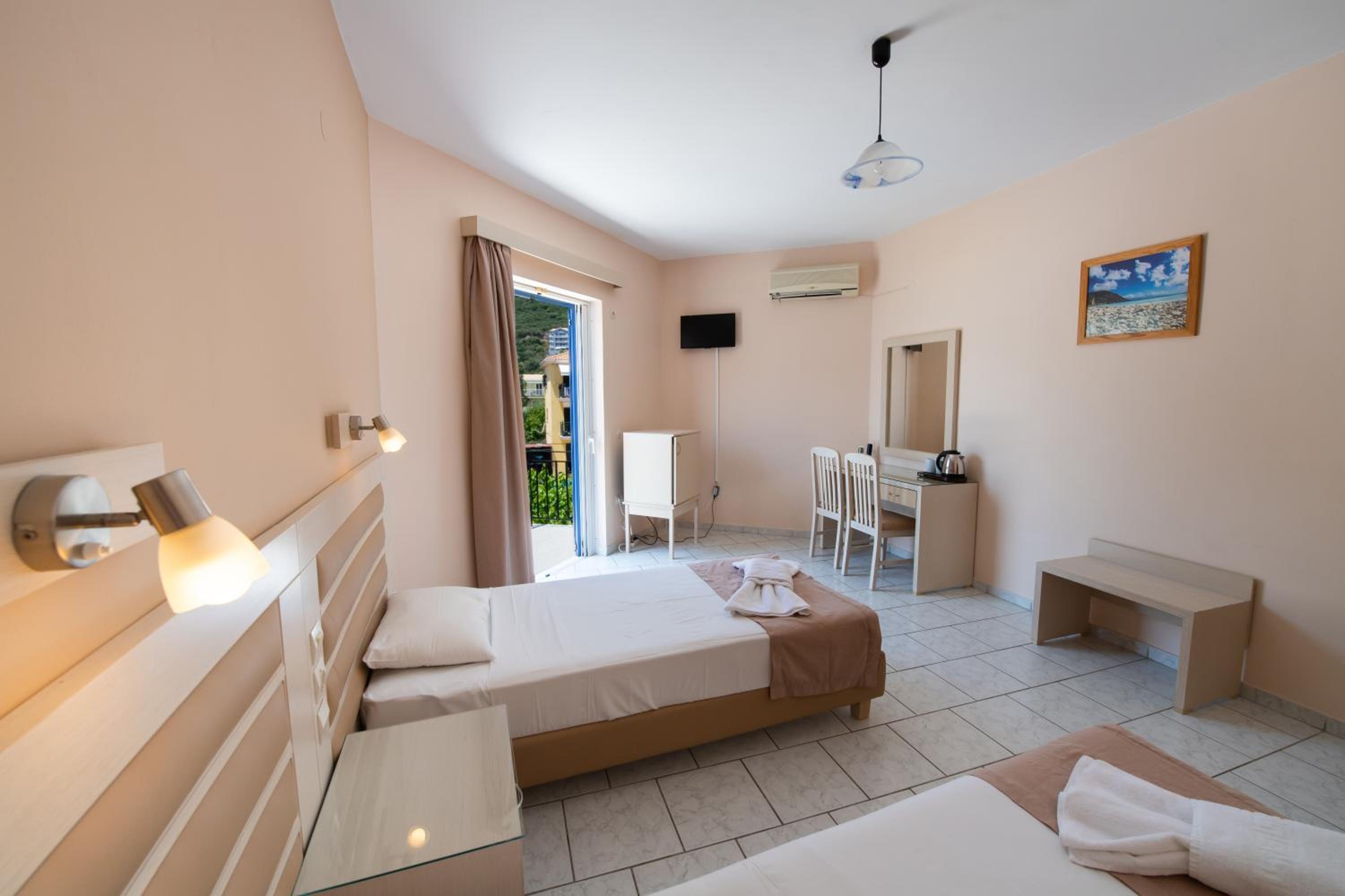 Double or Twin Room with Sea View - Photo 13