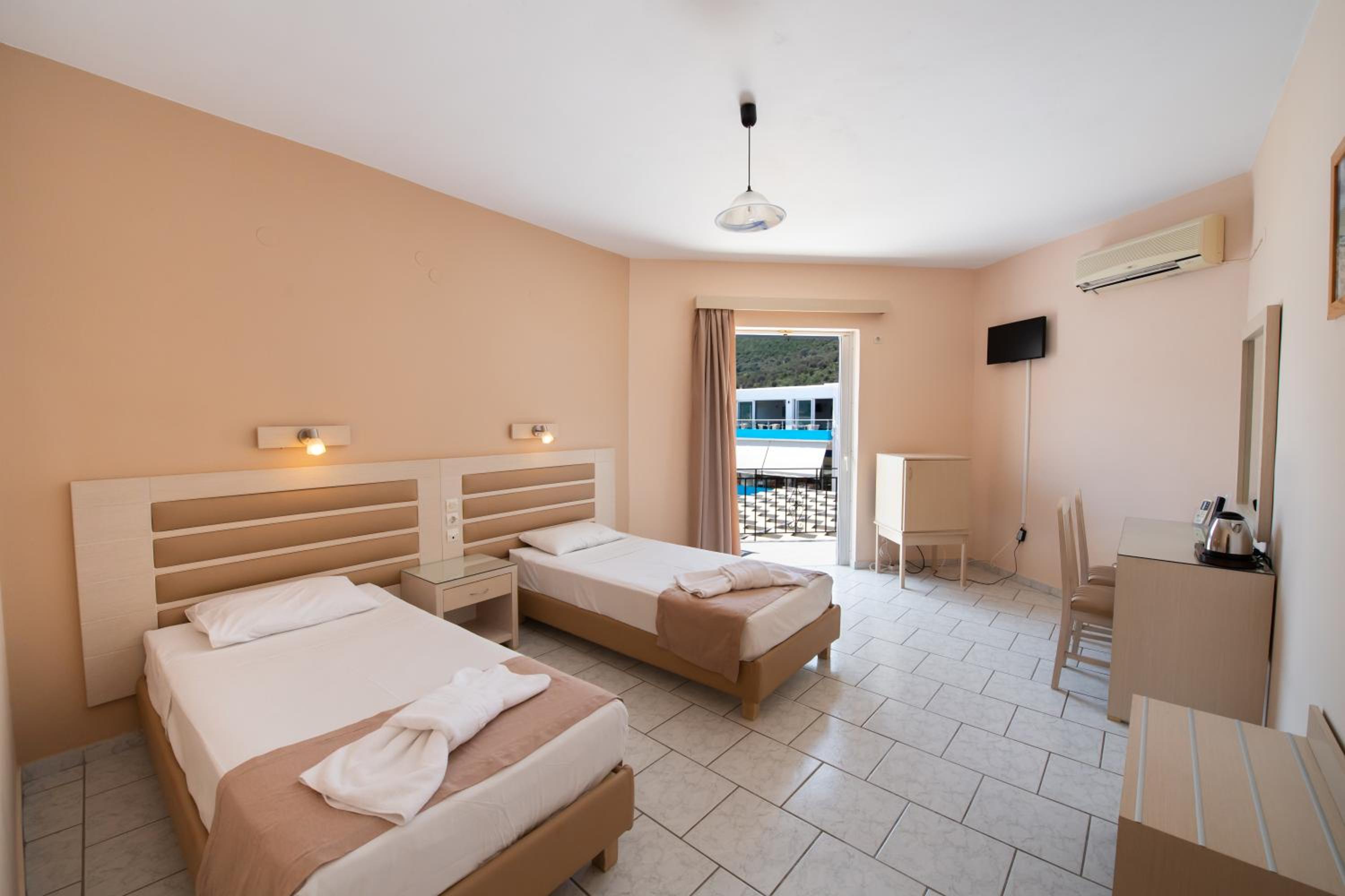 Double or Twin Room with Sea View - Photo 2