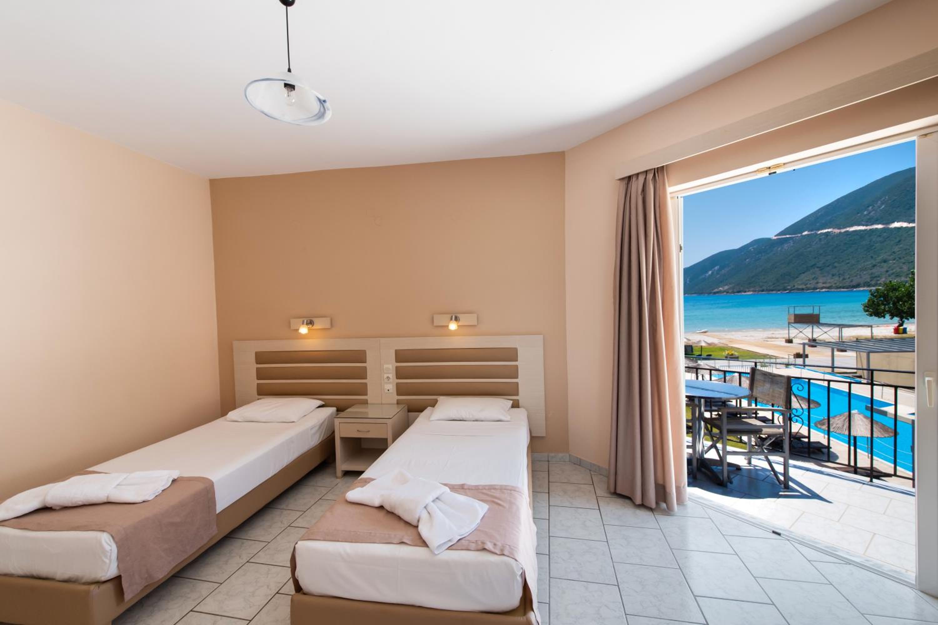 Double or Twin Room with Sea View - Photo 14