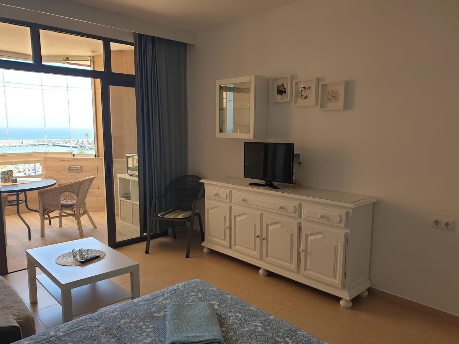 Estudio con vista al mar