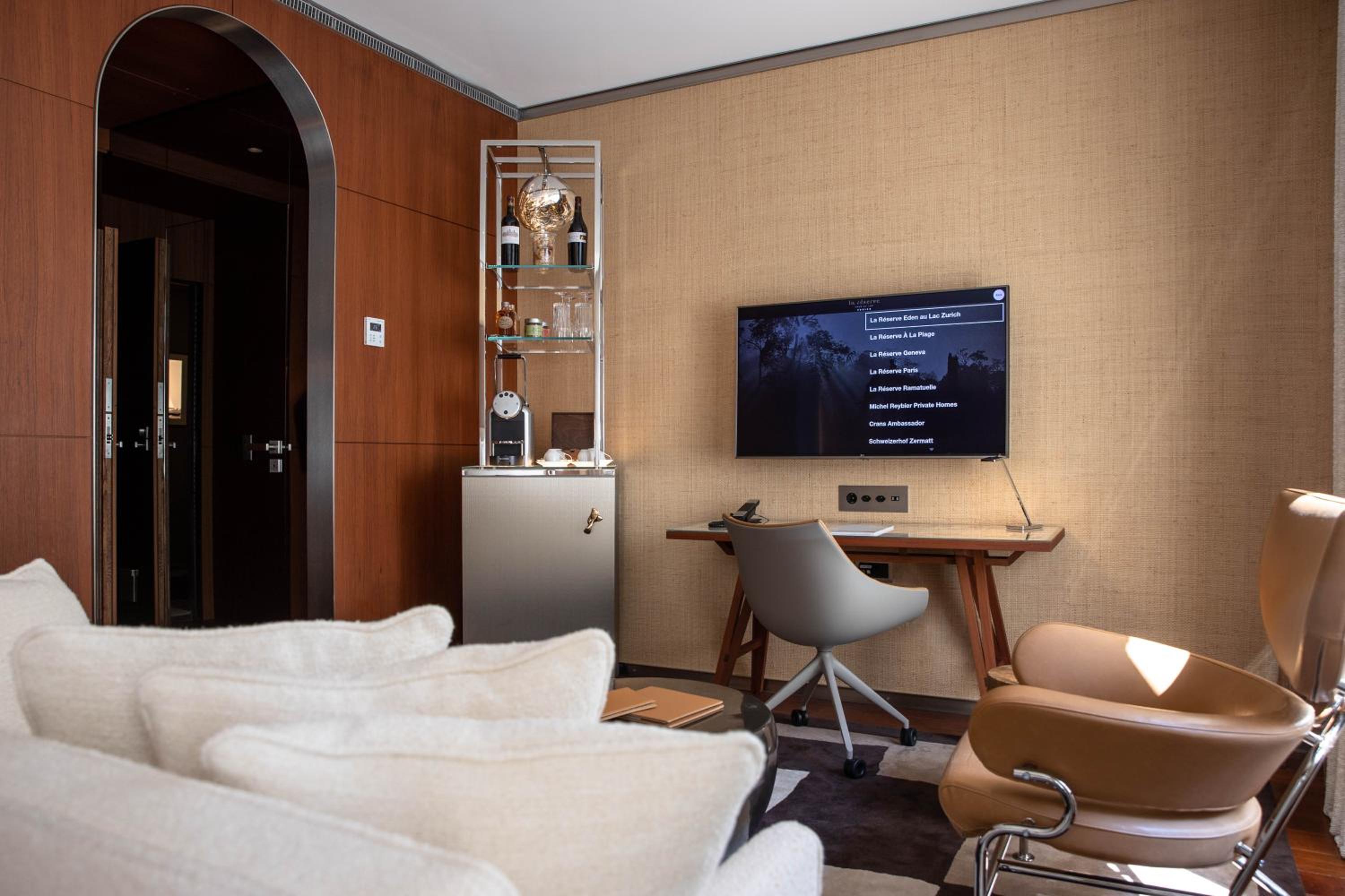 Deluxe City Room - Photo 2