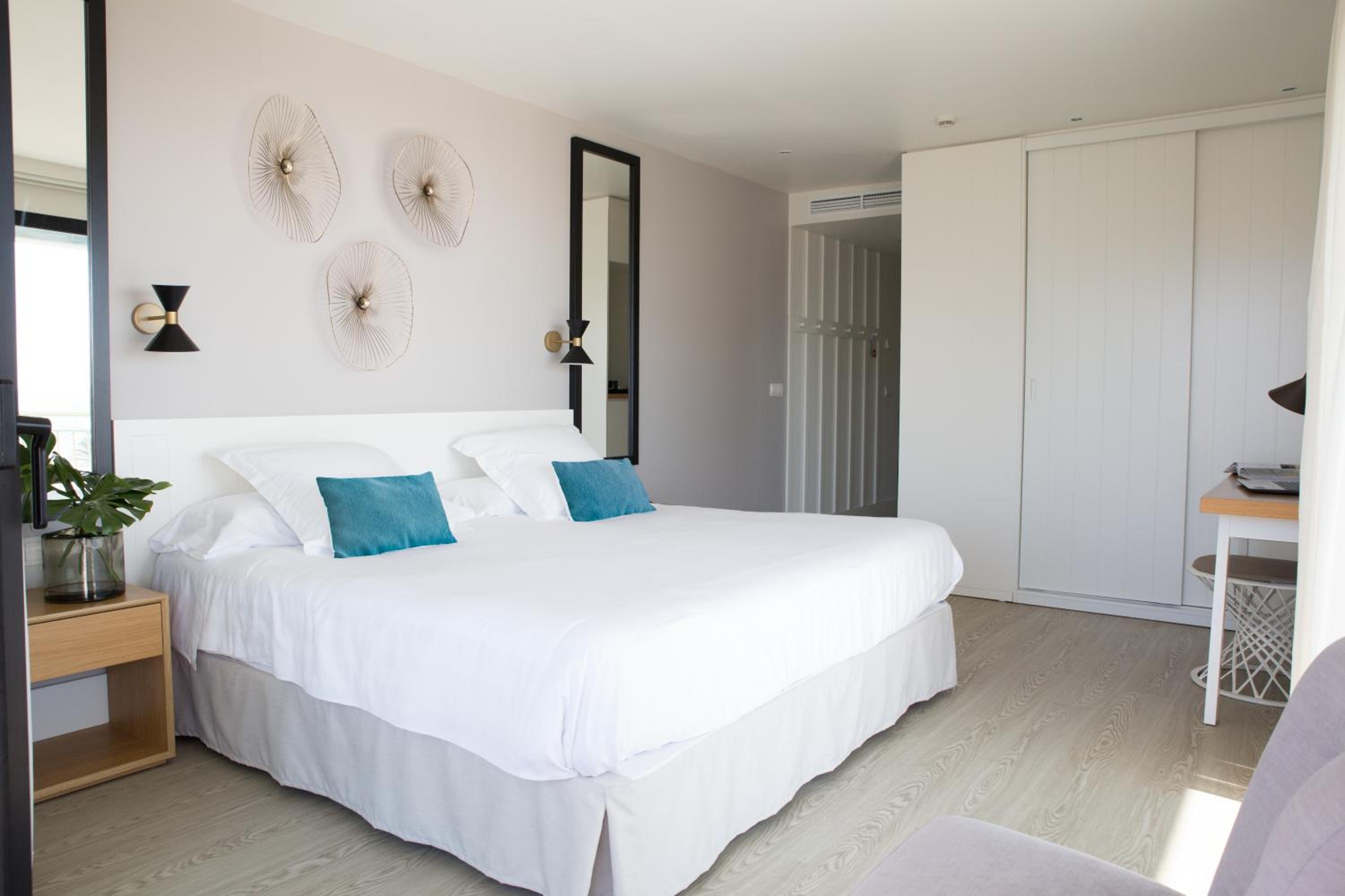 Superior Double Room with Sea View - Photo 4
