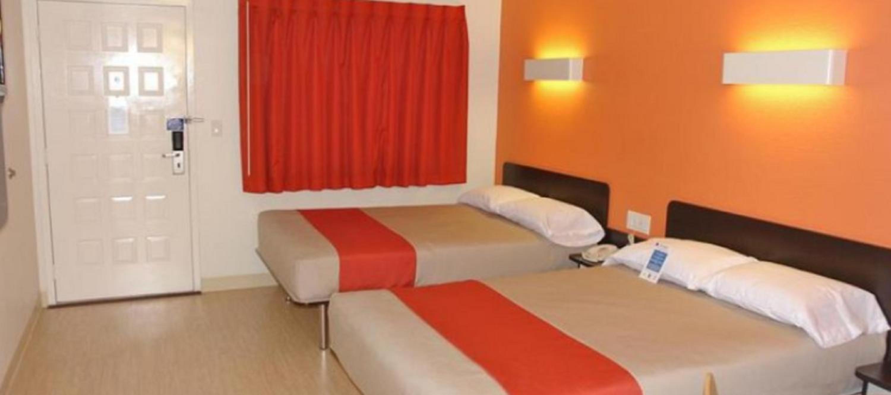 Queen Room with Two Queen Beds - Non-Smoking - Photo 11