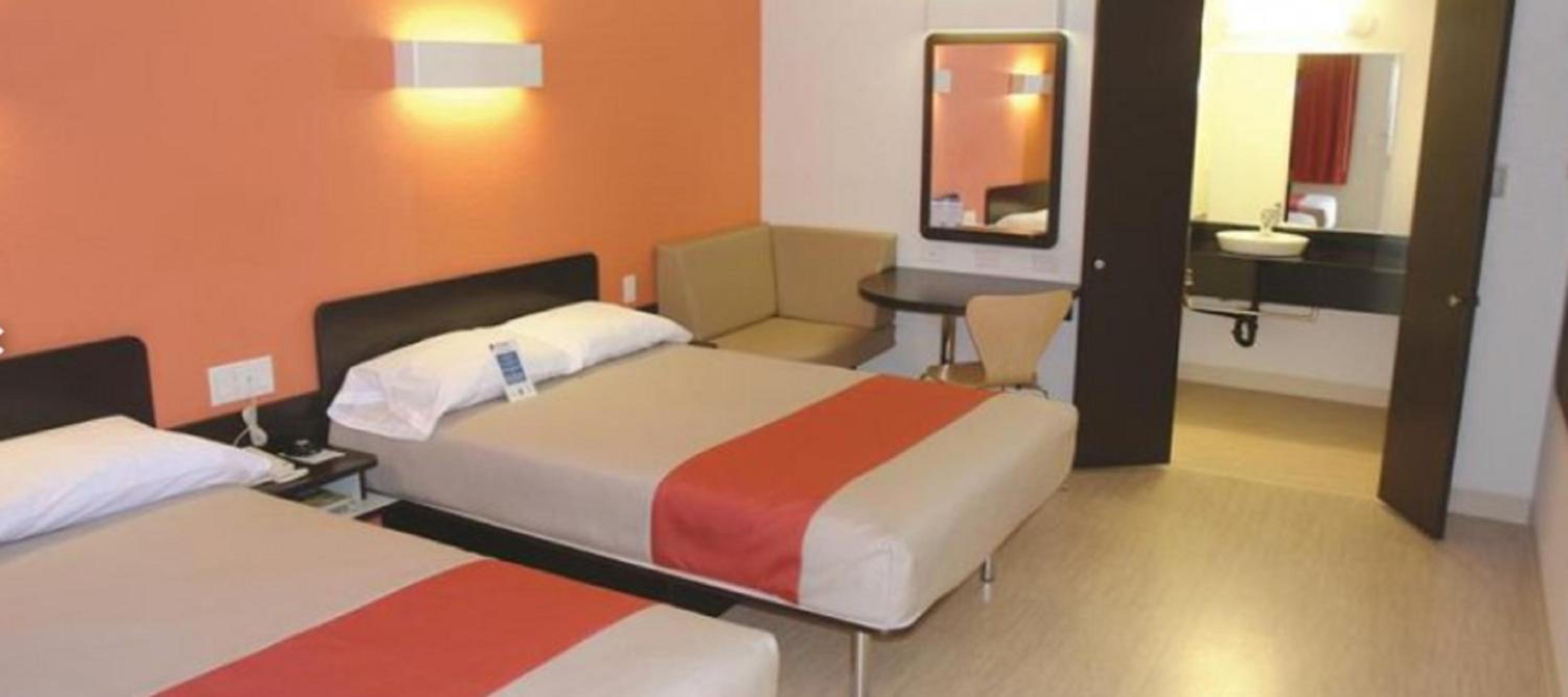 Queen Room with Two Queen Beds - Non-Smoking - Photo 12