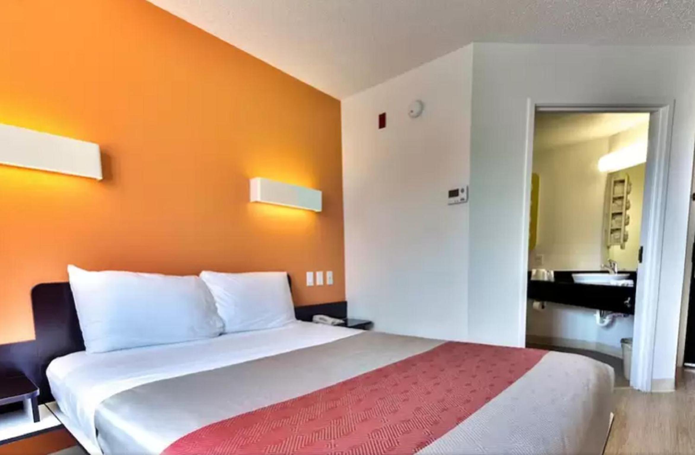 King Room - Non-Smoking - Photo 2