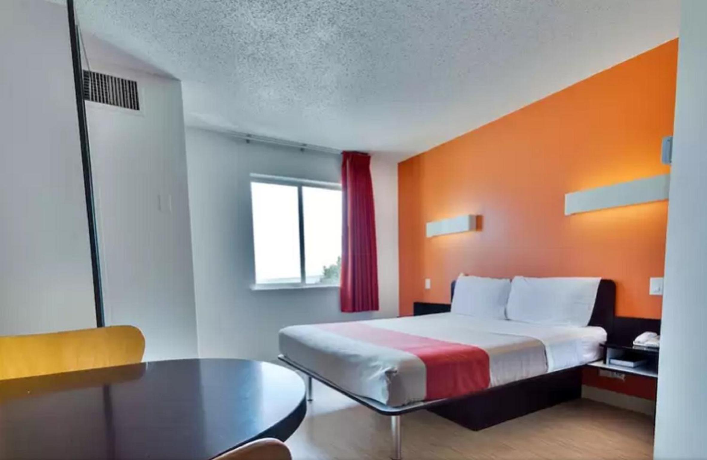 King Room - Non-Smoking - Photo 3