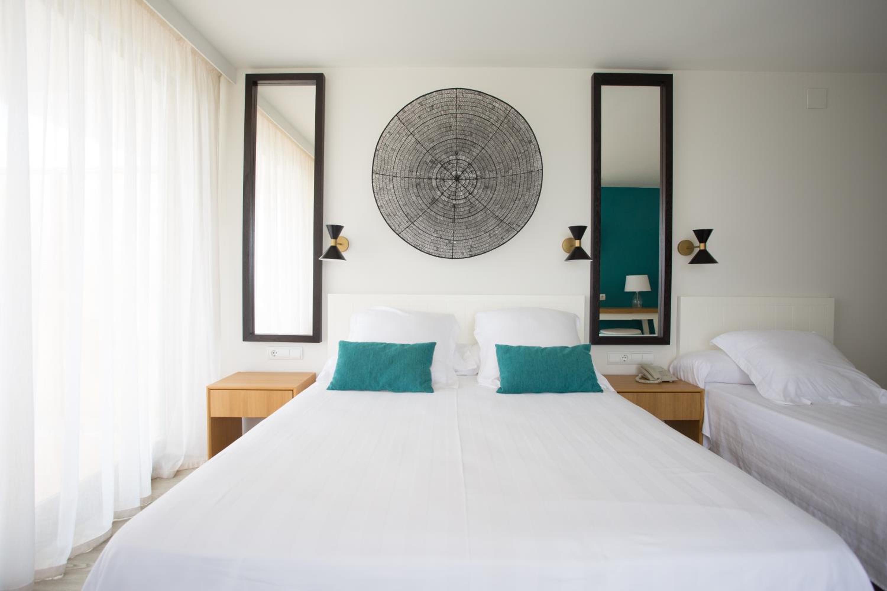 Superior Triple Room with Sea View - Photo 3