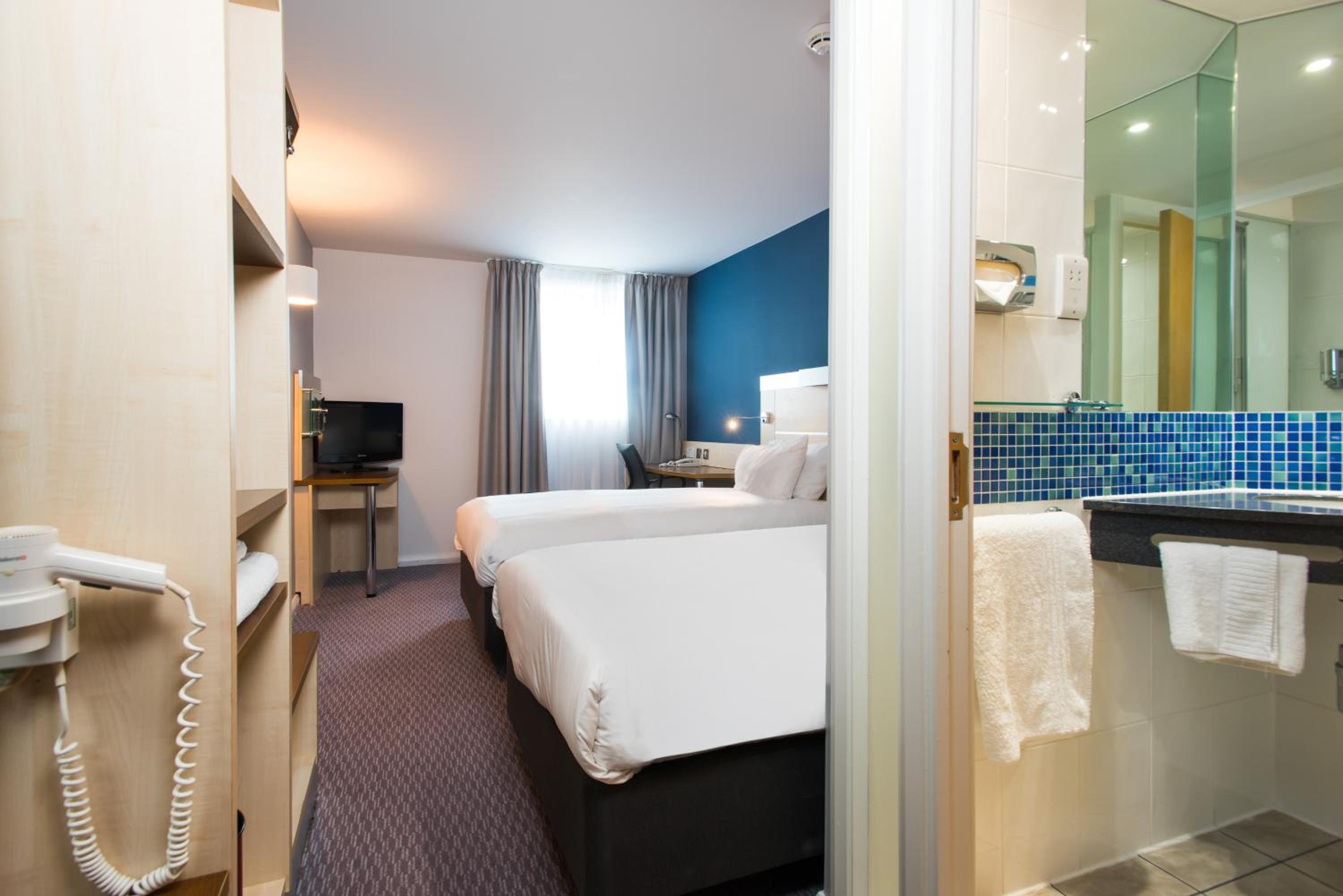 Standard Twin Room with Free Hot Breakfast - Photo 3