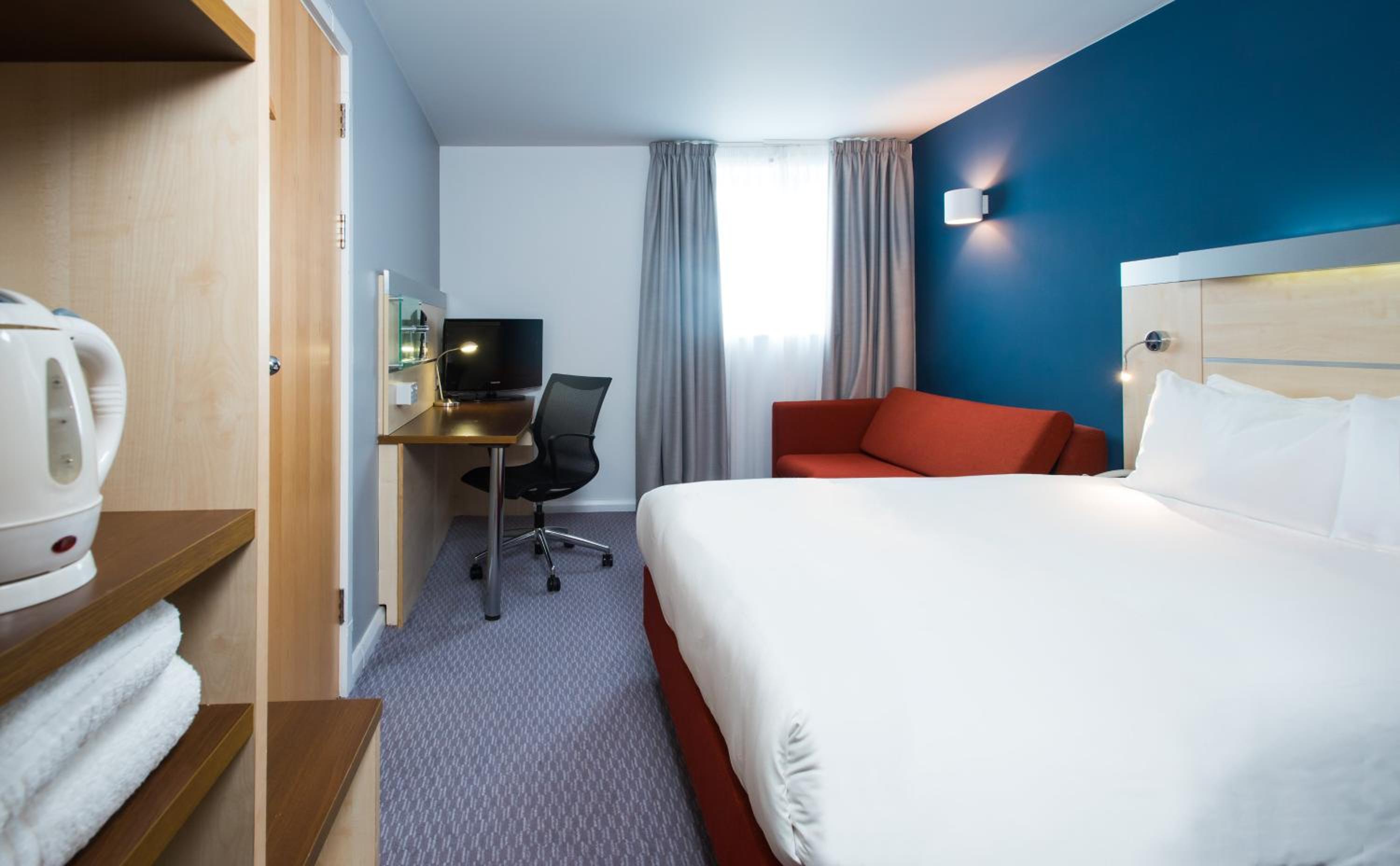 Standard King Room with Sofa Bed and Free Hot Breakfast - Photo 3