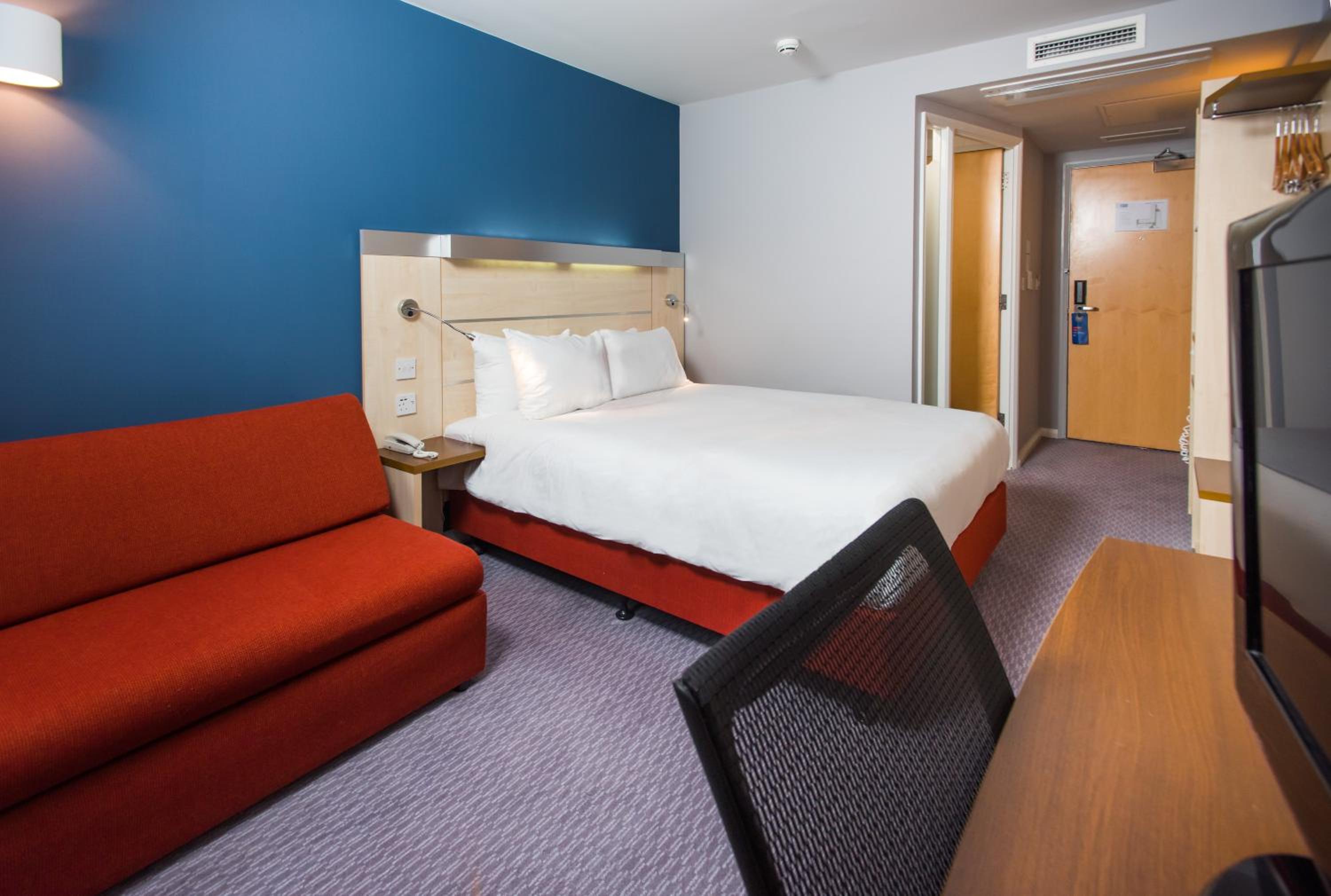 Standard King Room with Sofa Bed and Free Hot Breakfast - Photo 1