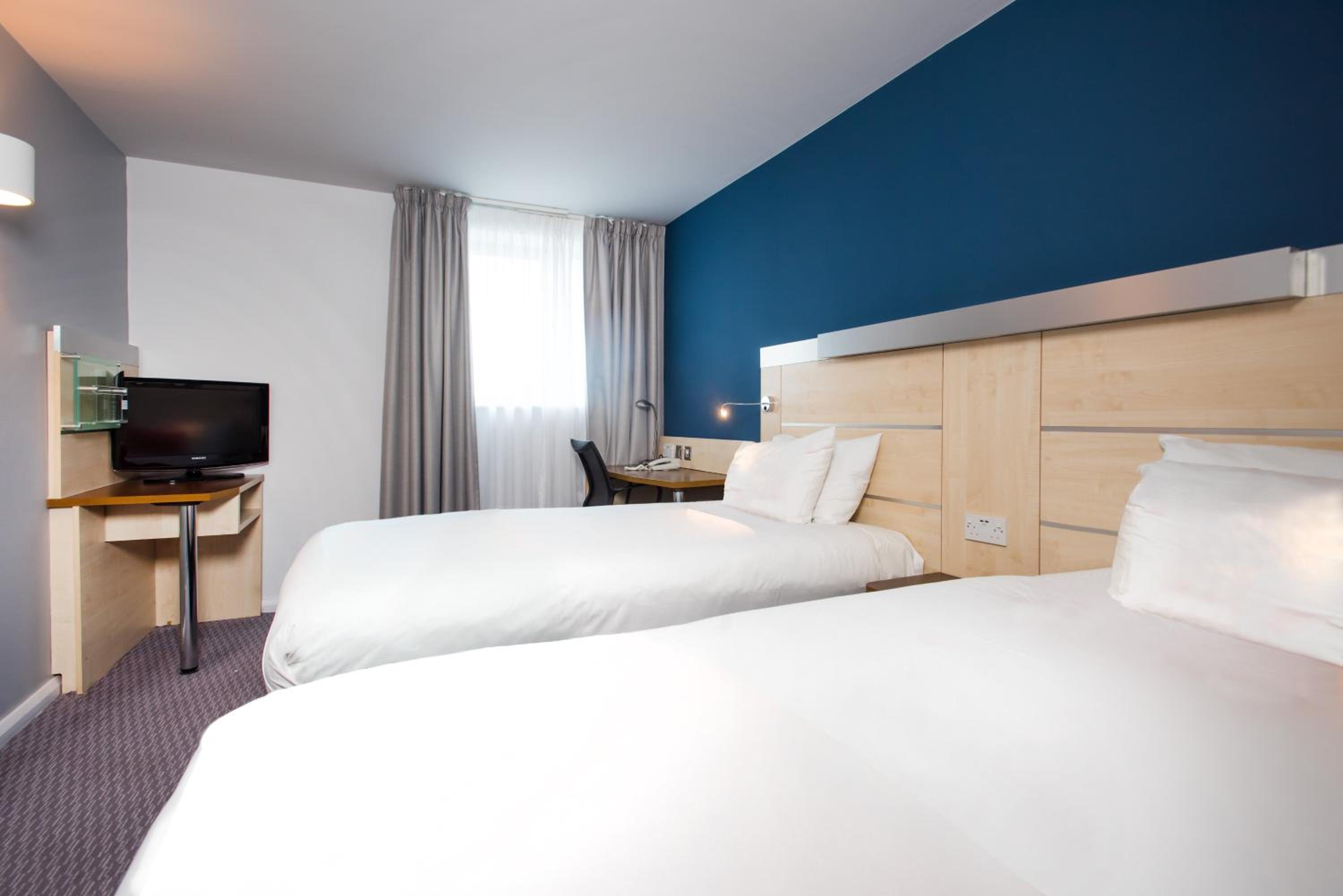 Standard Twin Room with Free Hot Breakfast - Photo 5