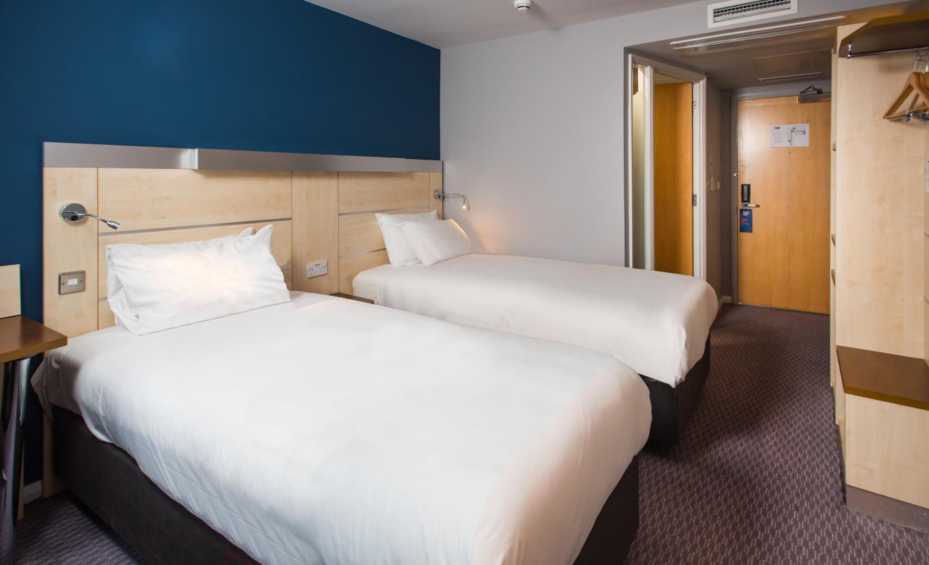 Standard Twin Room with Free Hot Breakfast - Photo 4