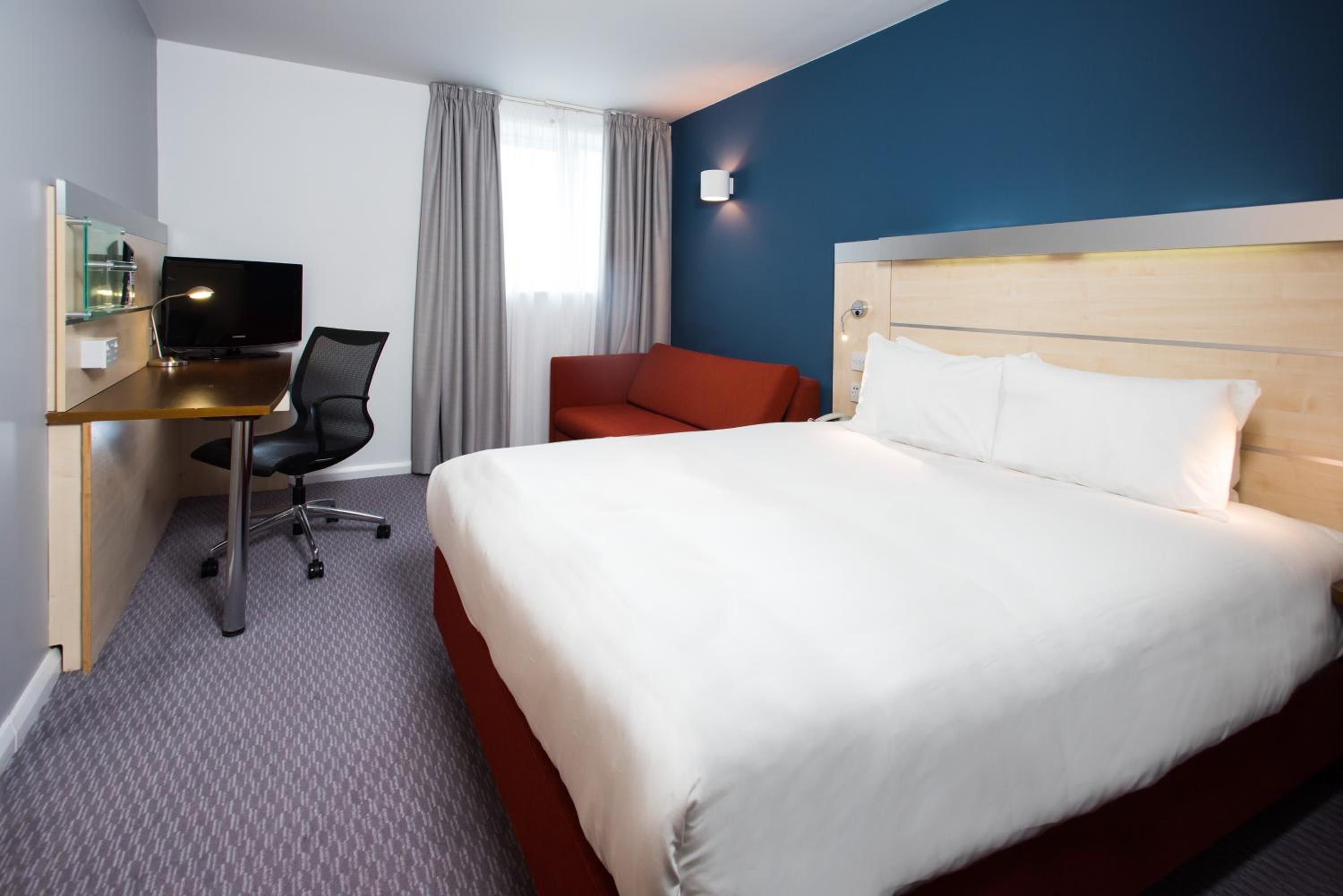 Standard Room with Free Hot Breakfast - Photo 2