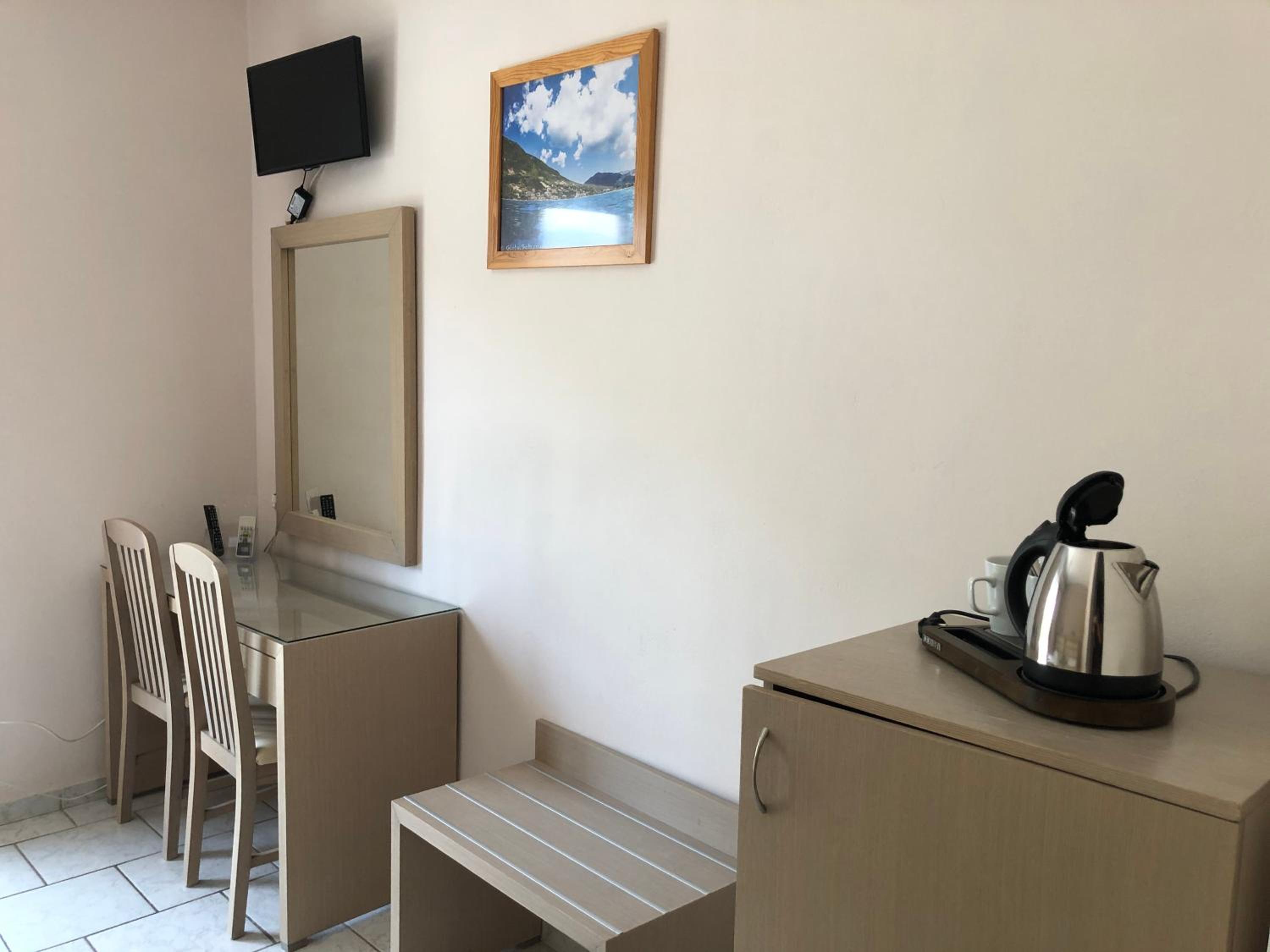 Double or Twin Room with Side Sea View - Photo 7
