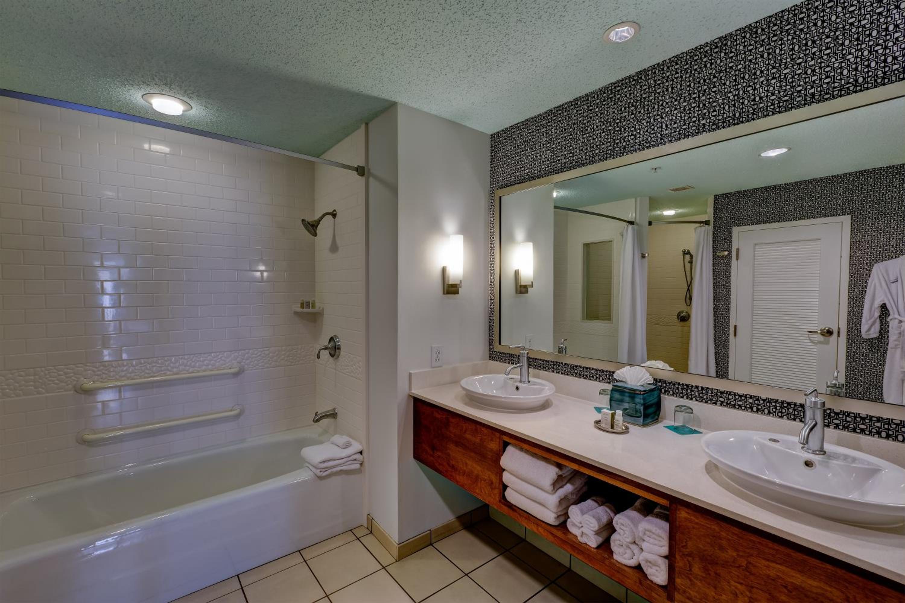 One-Bedroom Suite - Photo 2