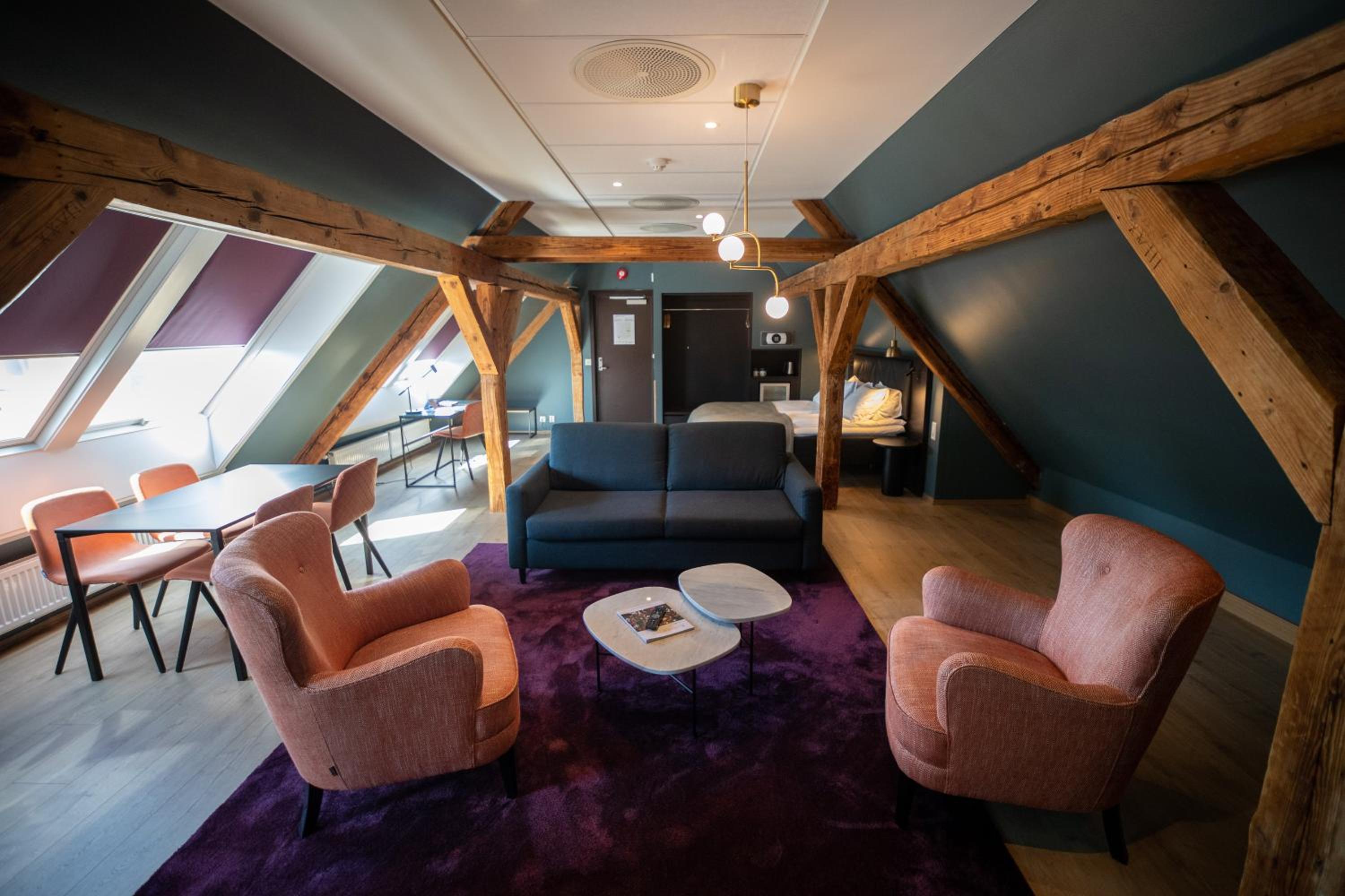 Suite - Photo 1