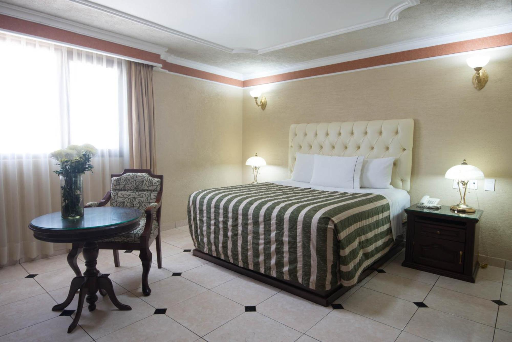 Executive Queen Room - Photo 12