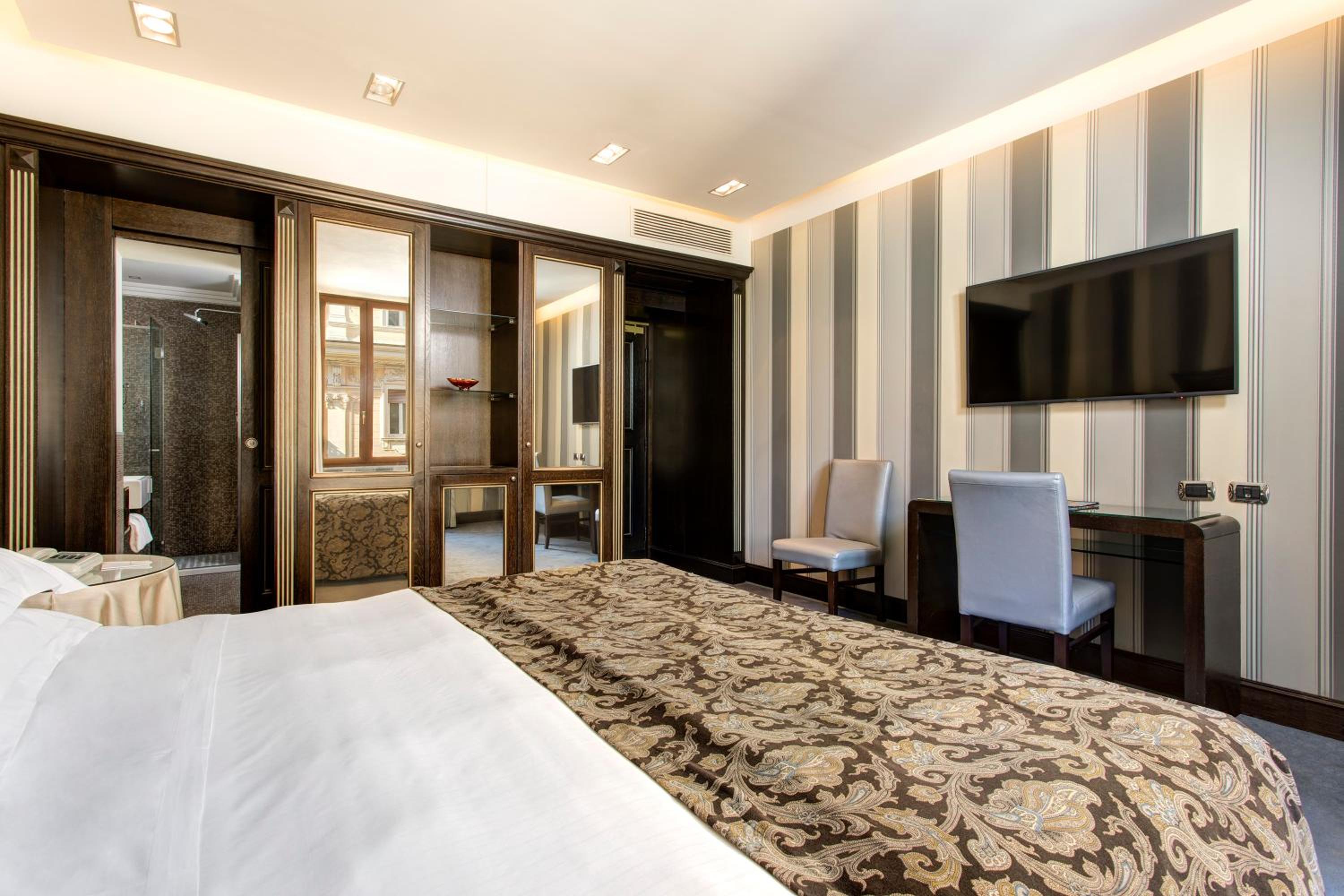 Superior Deluxe Double or Twin Room thumbnail 5
