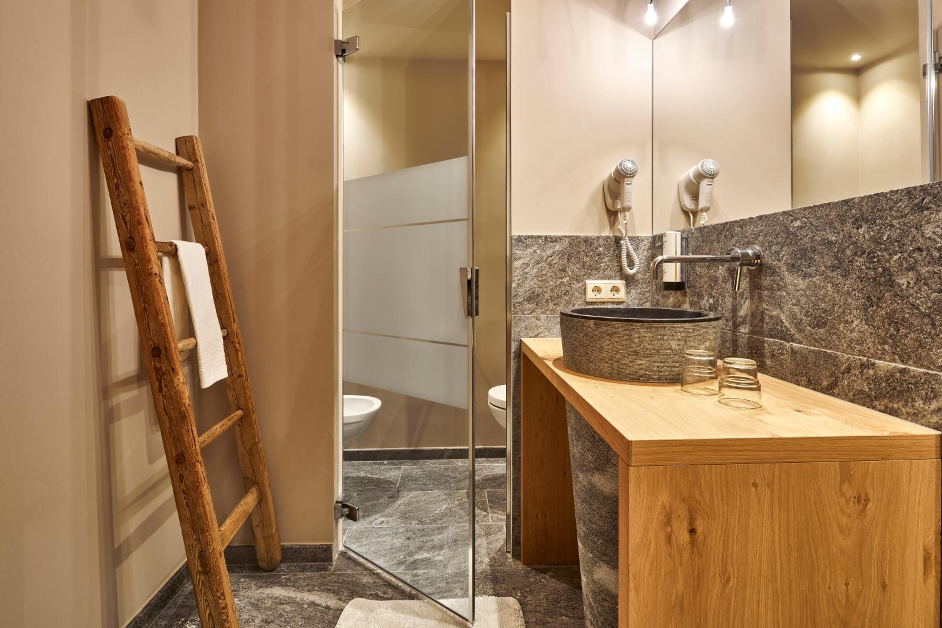 Suite - Photo 2