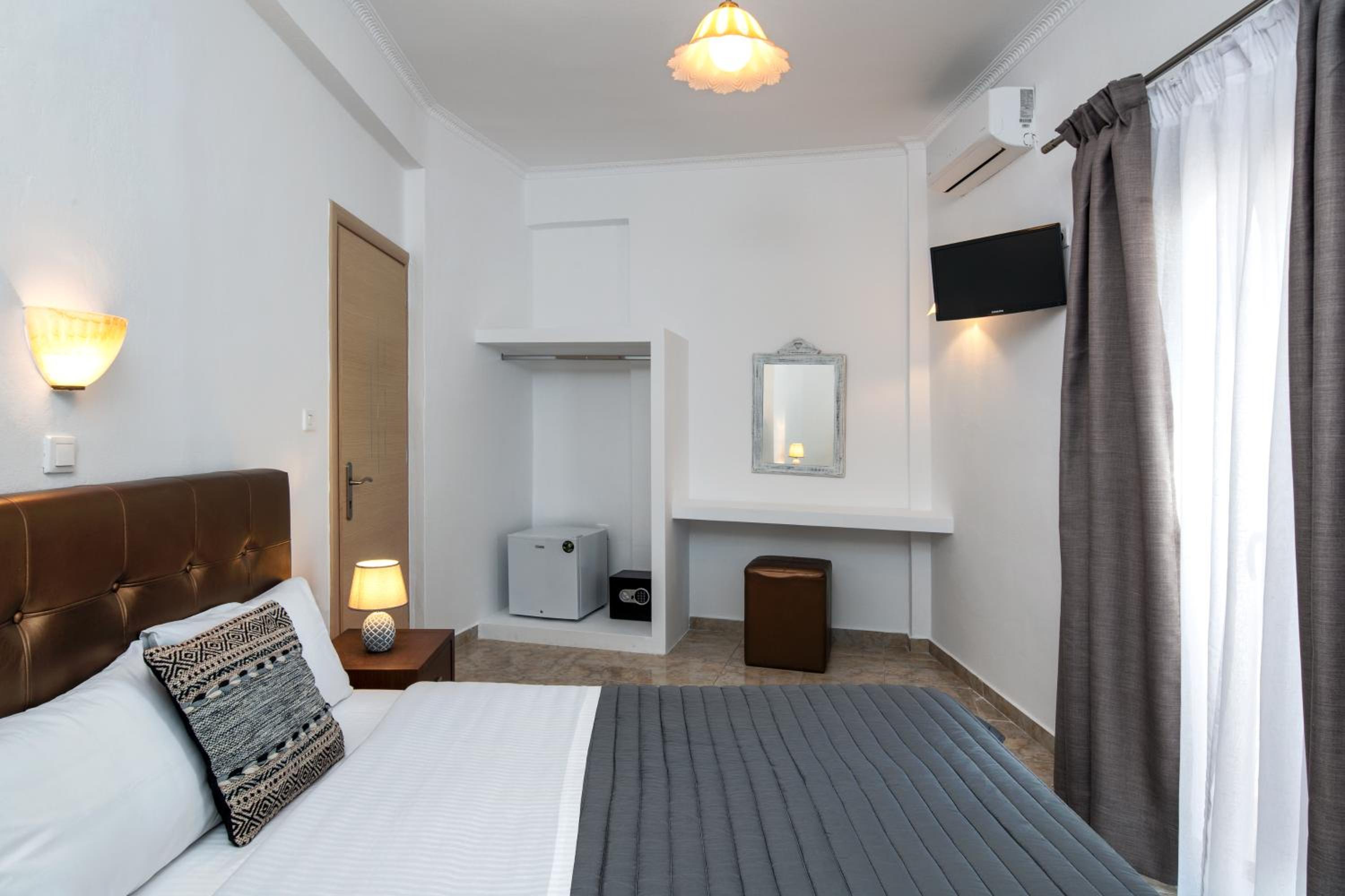 Budget Double Room - Photo 6