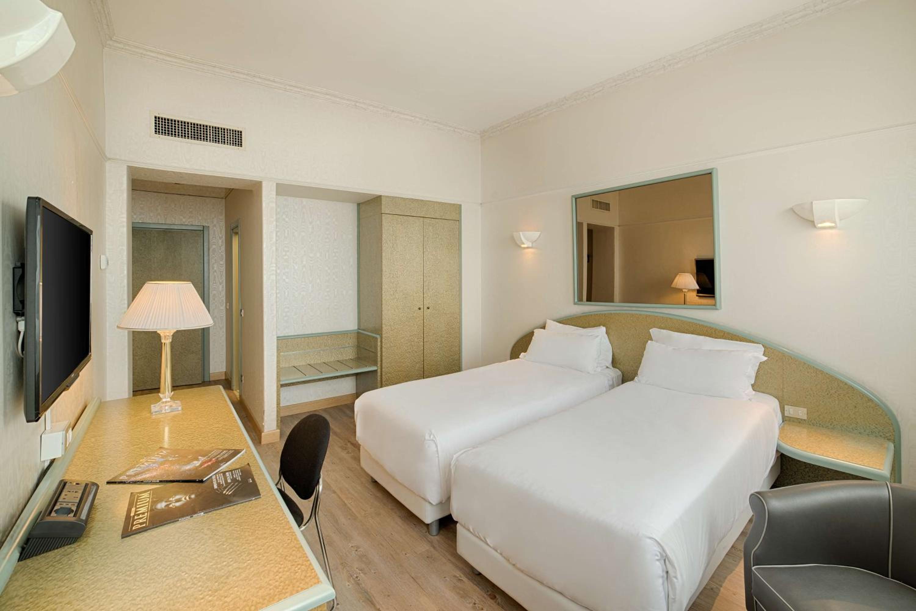 Standard Double or Twin Room - Photo 1