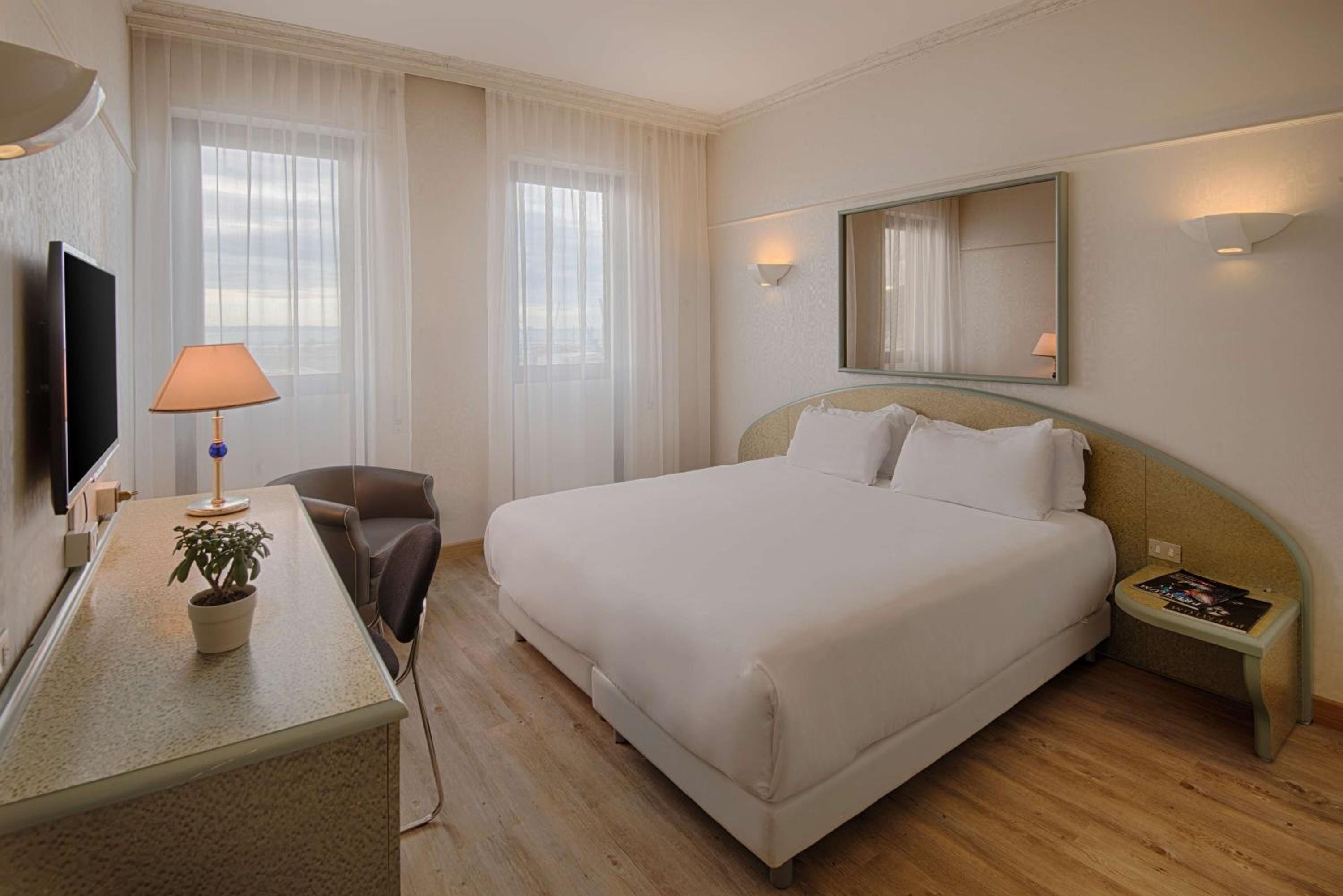 Standard Double or Twin Room - Photo 9