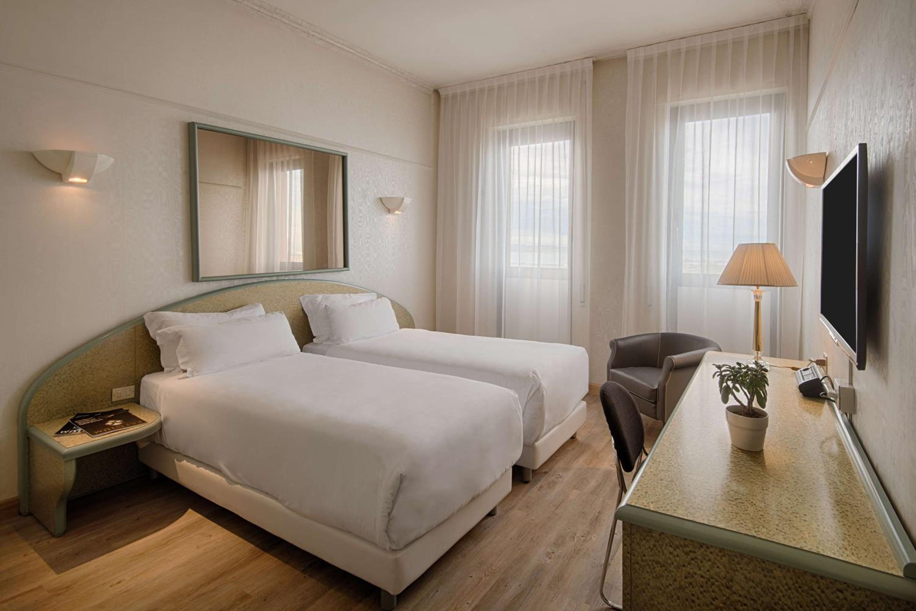 Standard Double or Twin Room - Photo 10
