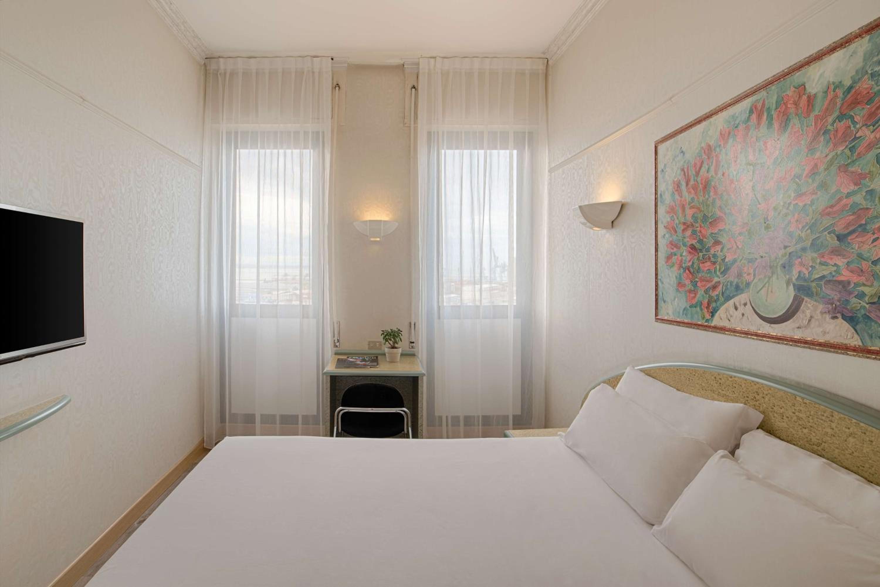 Standard Double or Twin Room - Photo 11