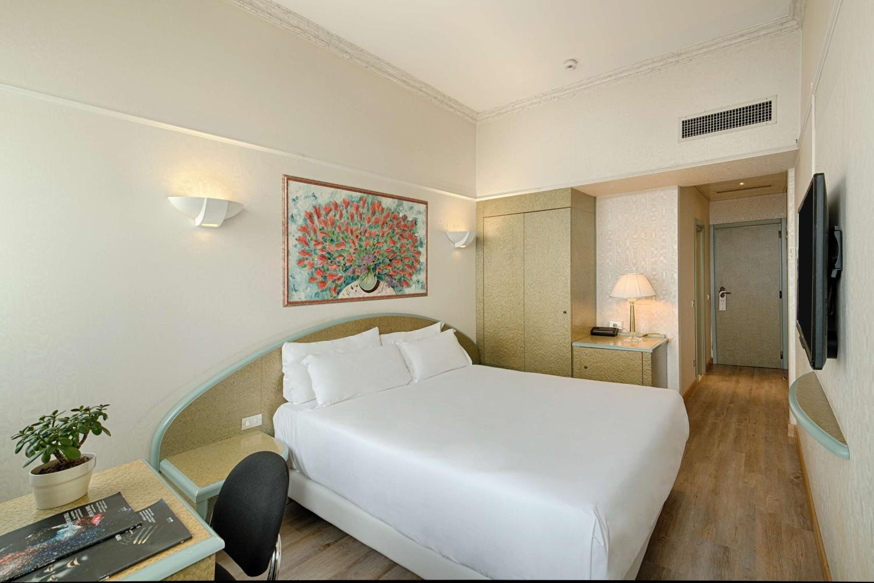 Standard Double or Twin Room - Photo 2