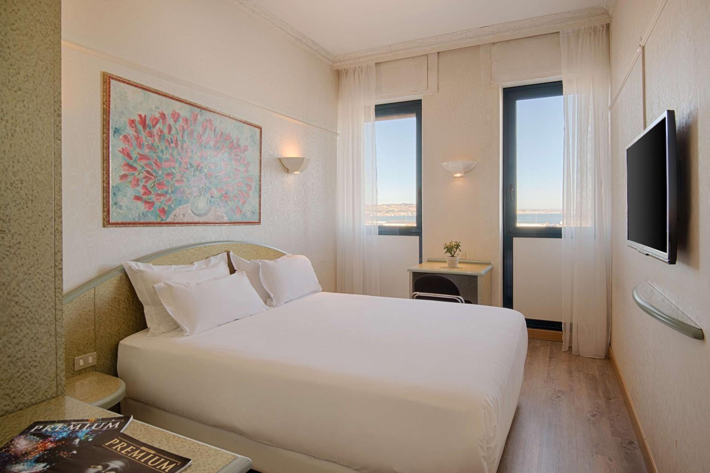 Standard Double or Twin Room - Photo 3