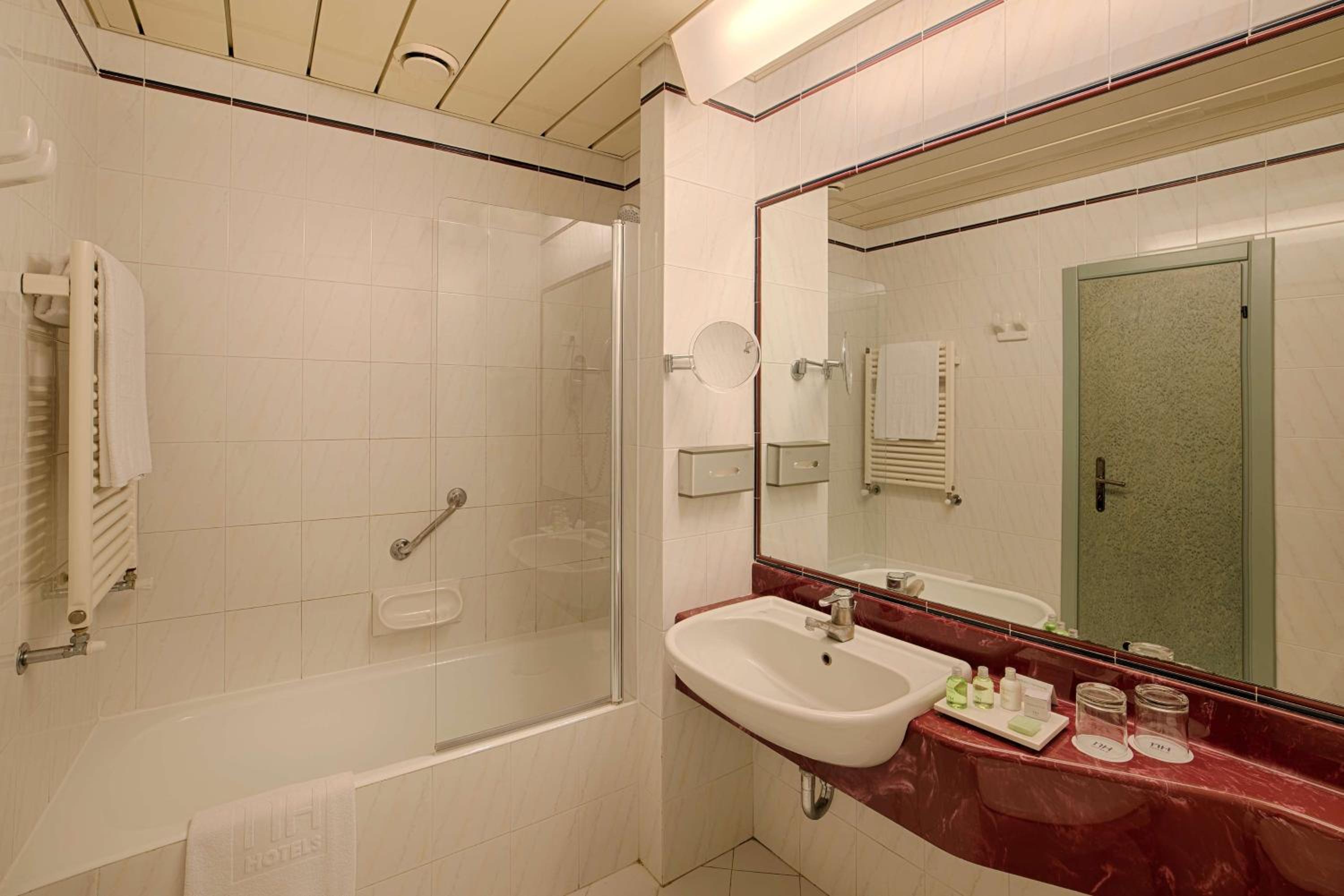 Standard Double or Twin Room - Photo 8