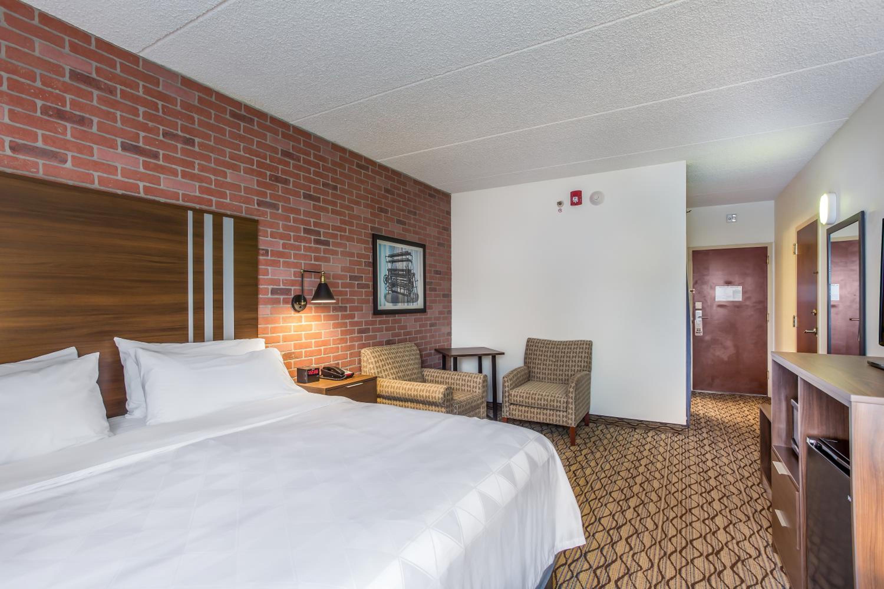 Standard King Room - Non-Smoking  - Photo 7