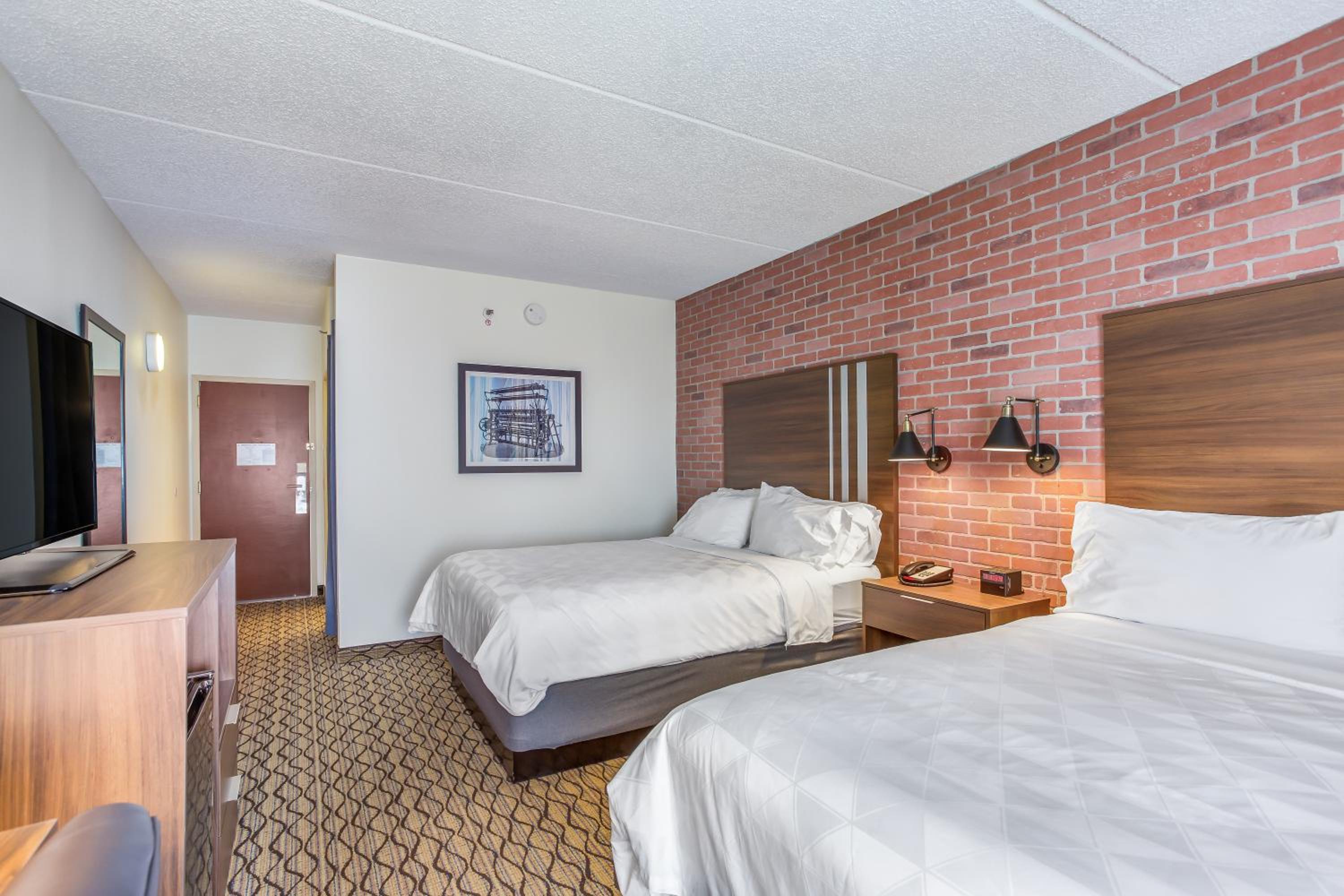 Queen Room with Two Queen Beds - Non-Smoking - Photo 6