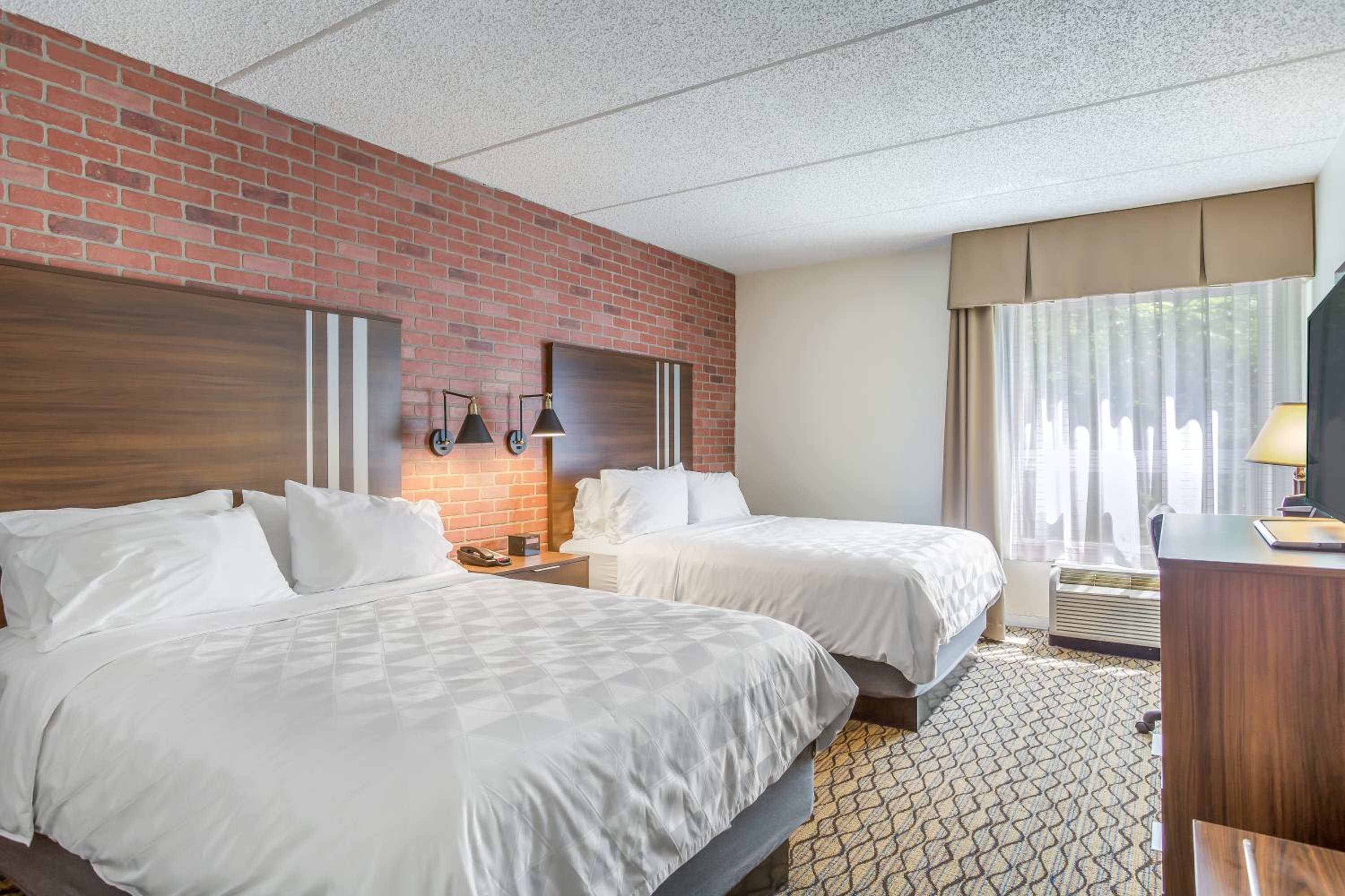 Queen Room with Two Queen Beds - Non-Smoking - Photo 4