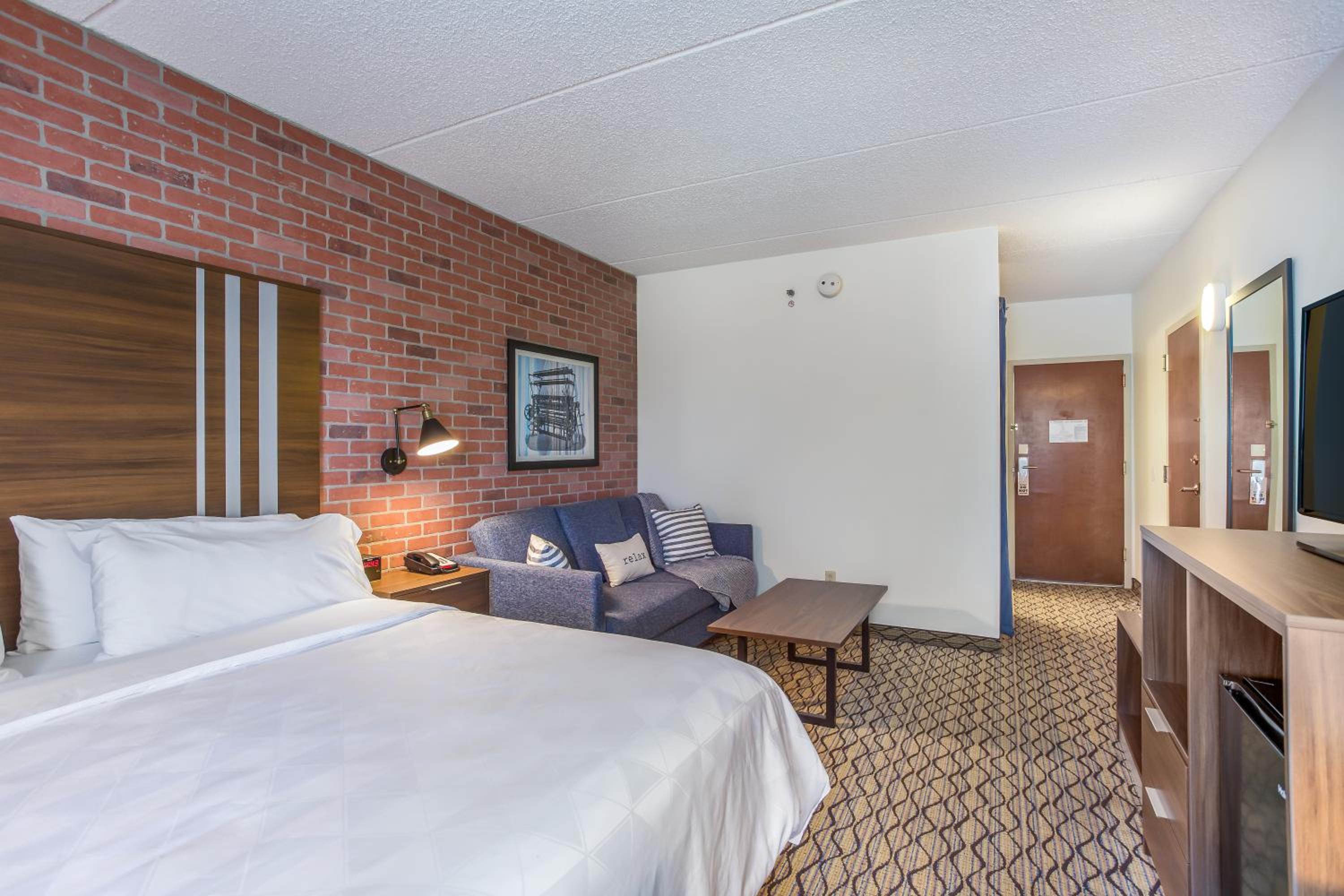 King Room with Sofa Bed - Non-Smoking - Photo 13