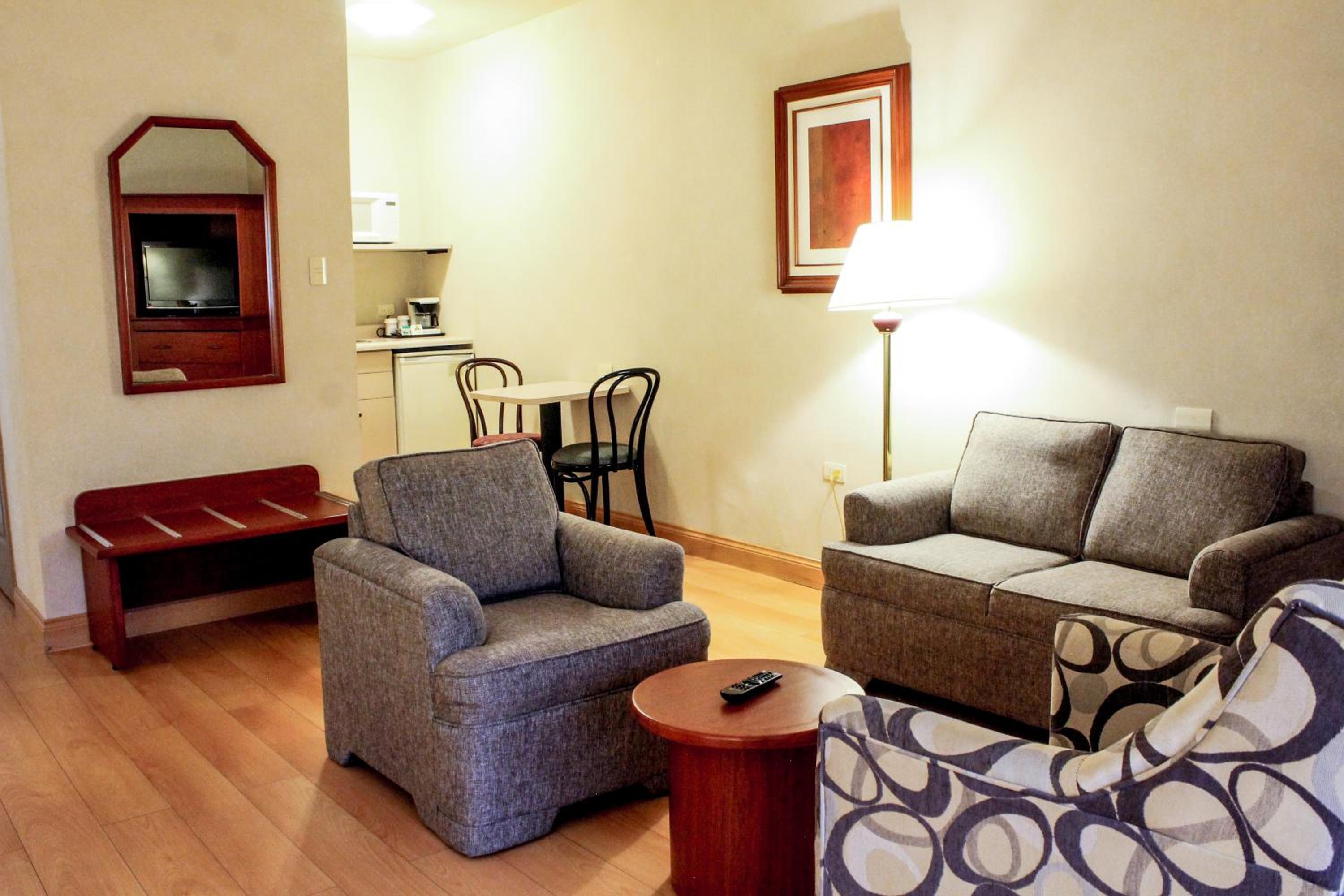 Suite - Photo 11