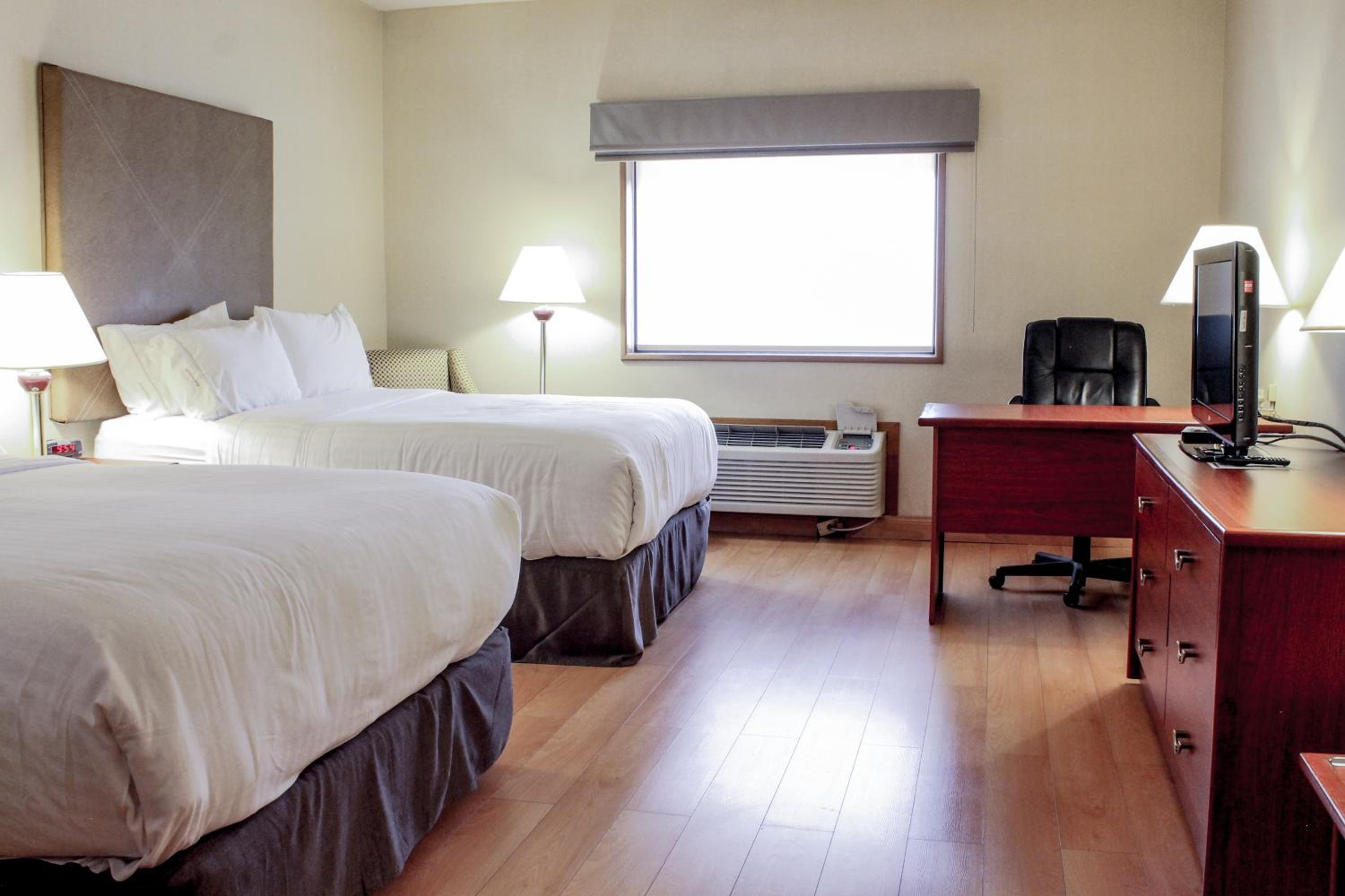 Standard Double Room with Two Double Beds - Smoking - Photo 7