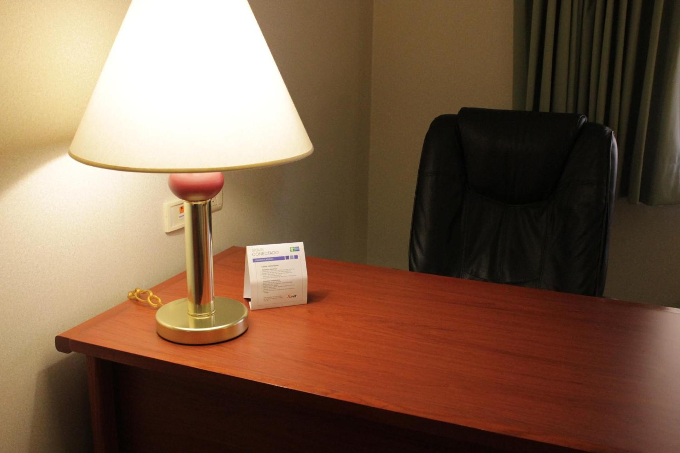 Standard King Room - Smoking - Photo 8