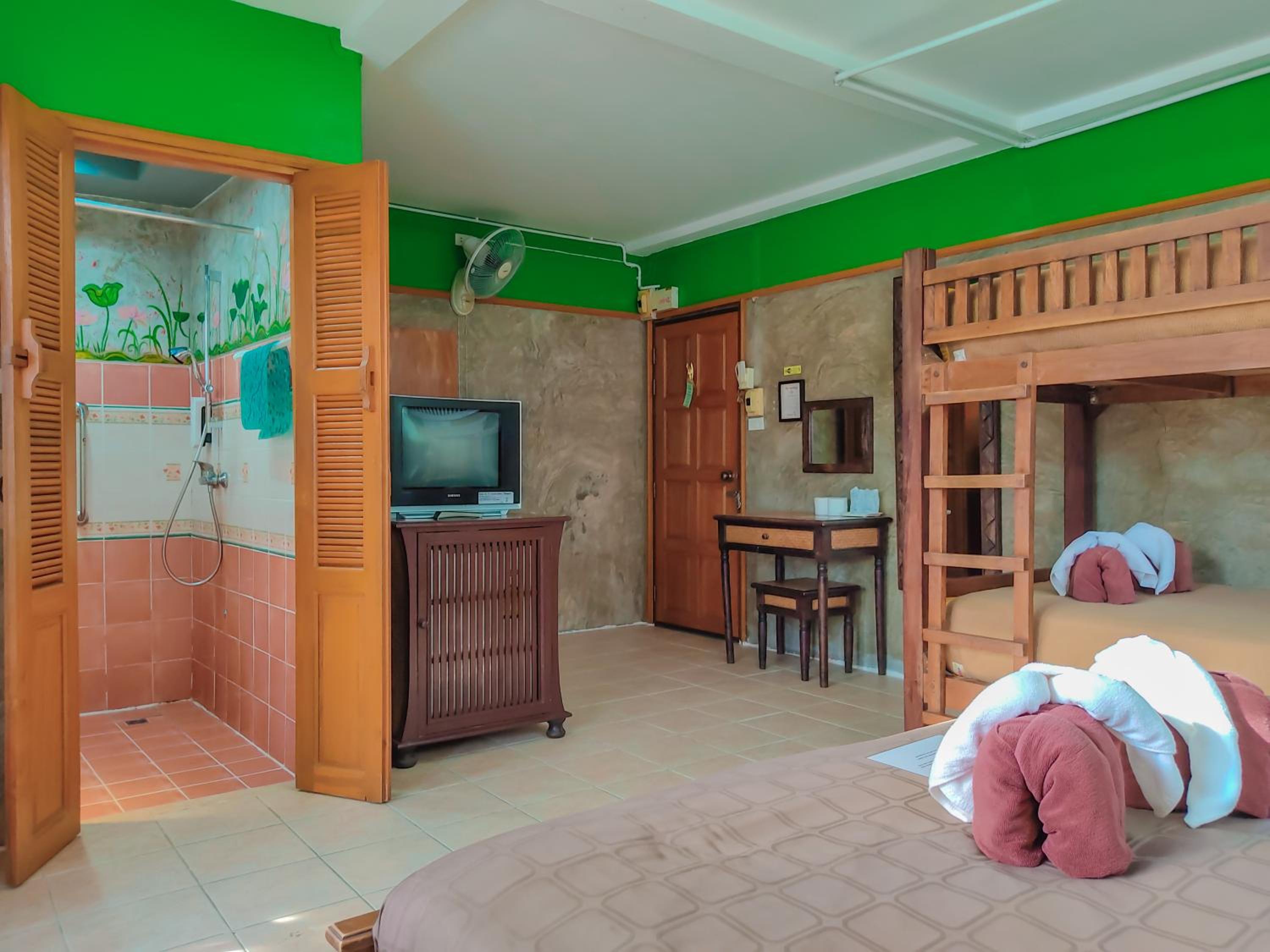 Large Double Room - Photo 1